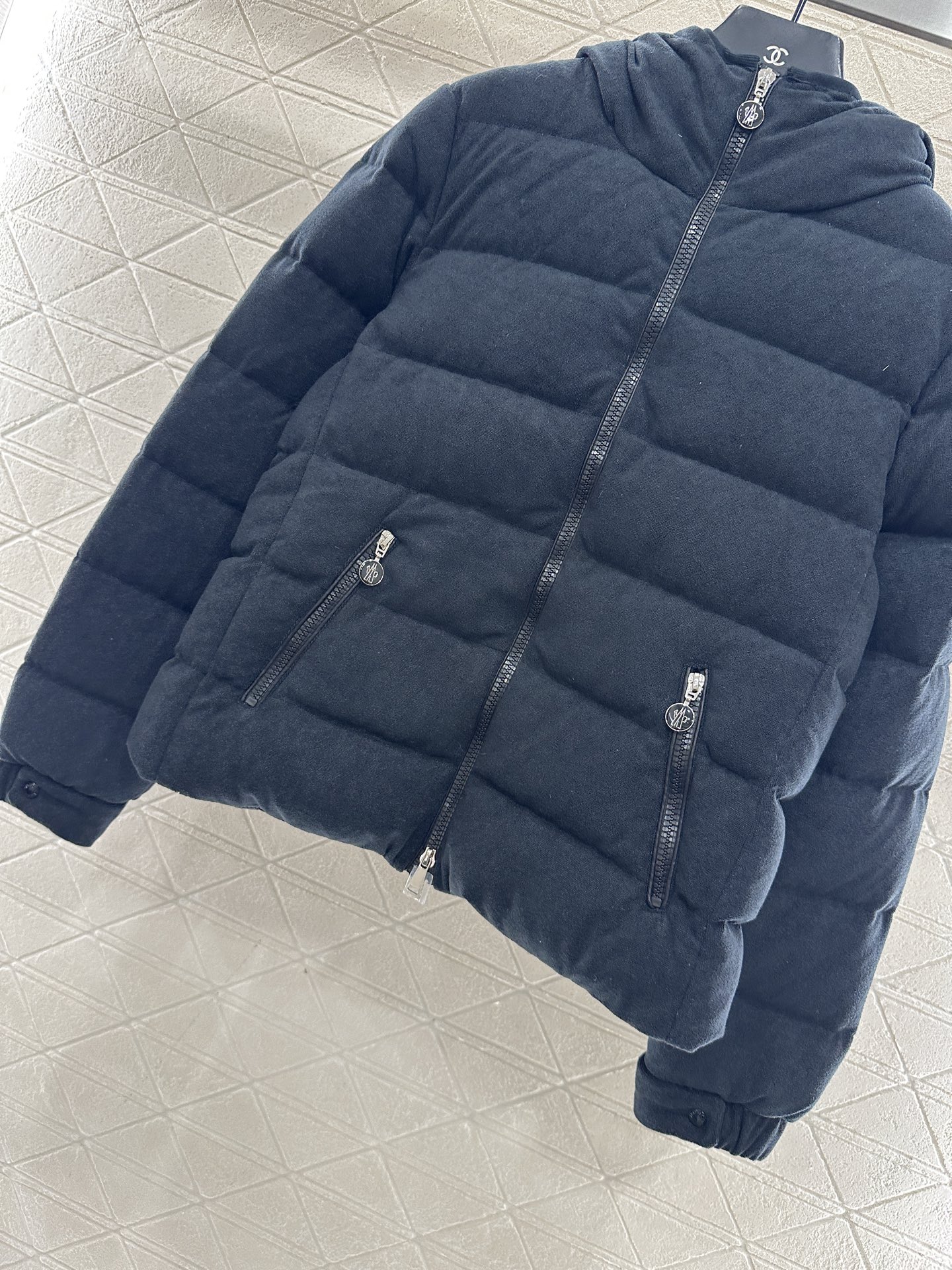 ♥Moncle*♥2025新品上架 磨毛连帽羽绒服定制YB进口斜纹全棉材质，其工艺处理还原，带有毛绒纹理
