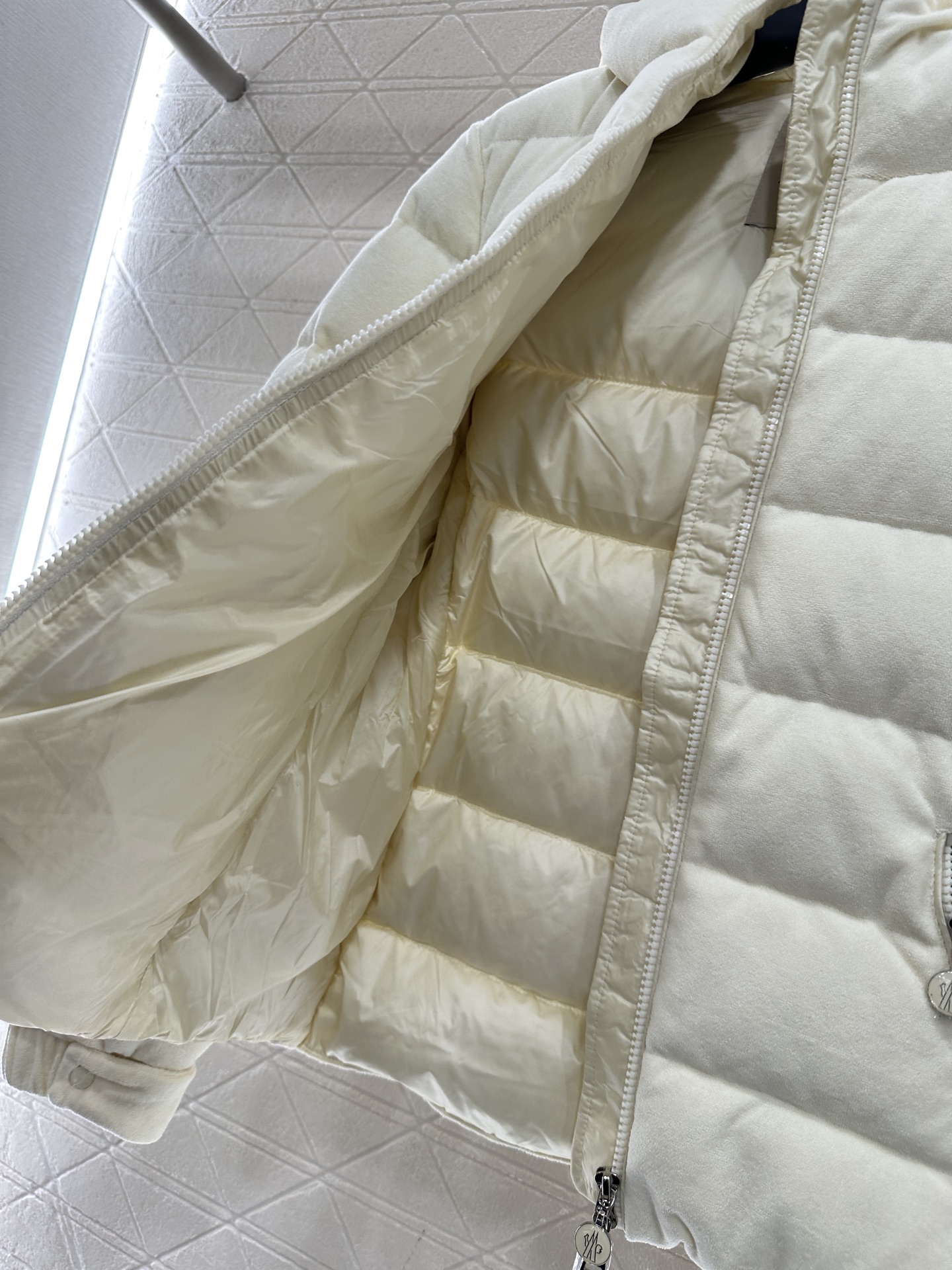 ♥Moncle*♥2025新品上架 磨毛连帽羽绒服定制YB进口斜纹全棉材质，其工艺处理还原，带有毛绒纹理
