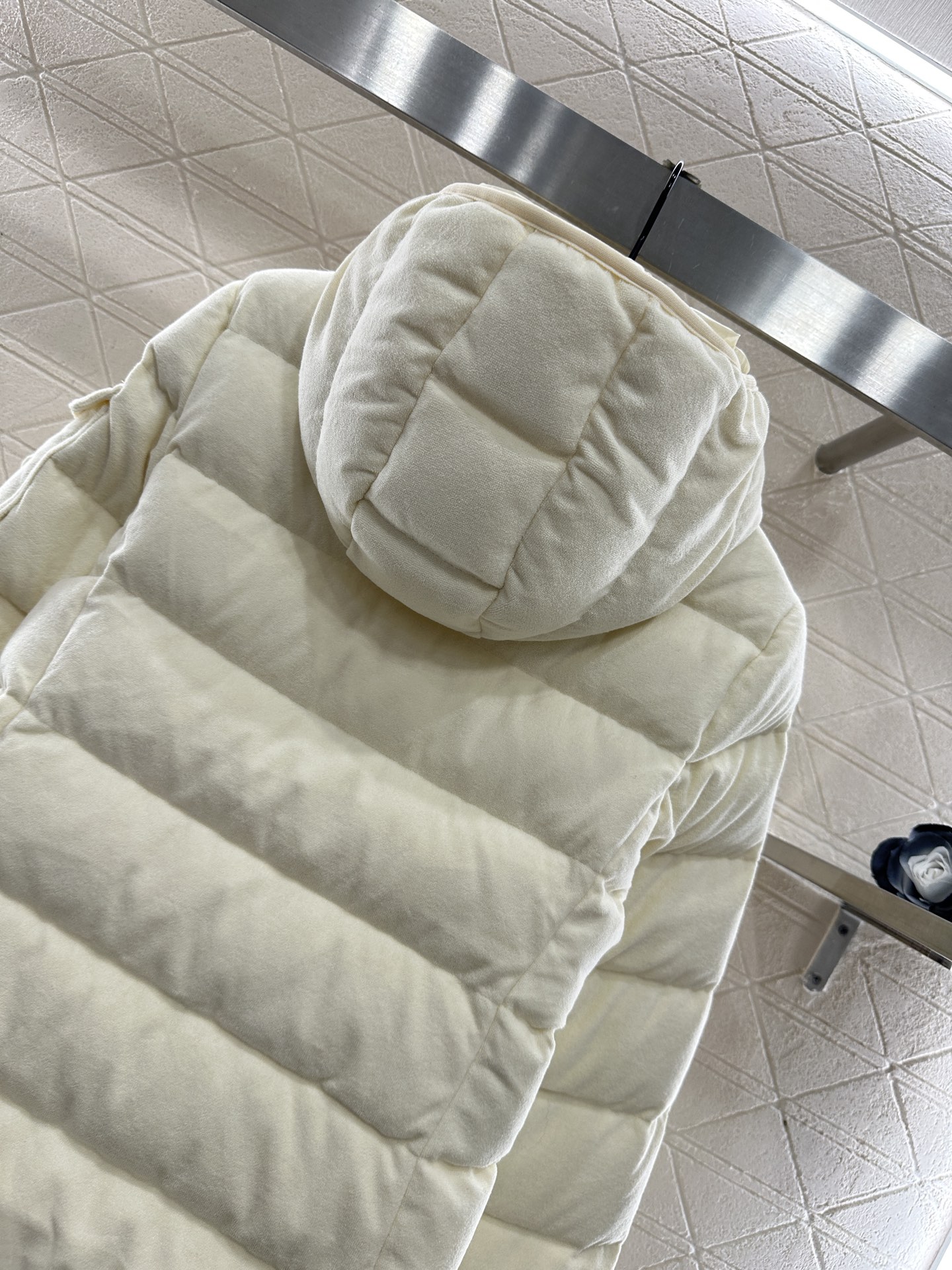 ♥Moncle*♥2025新品上架 磨毛连帽羽绒服定制YB进口斜纹全棉材质，其工艺处理还原，带有毛绒纹理