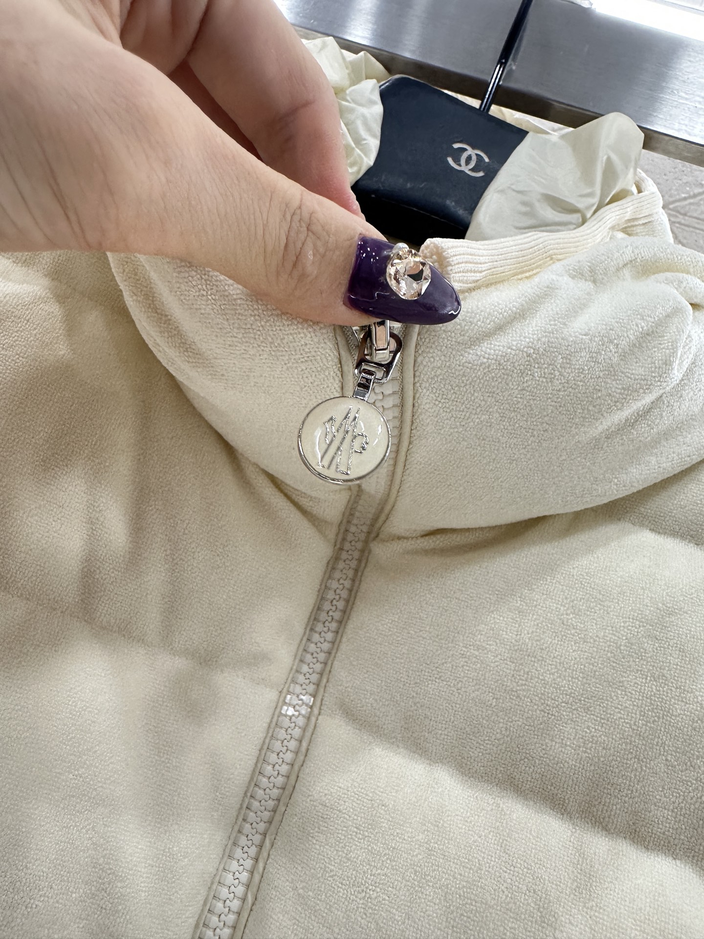 ♥Moncle*♥2025新品上架 磨毛连帽羽绒服定制YB进口斜纹全棉材质，其工艺处理还原，带有毛绒纹理