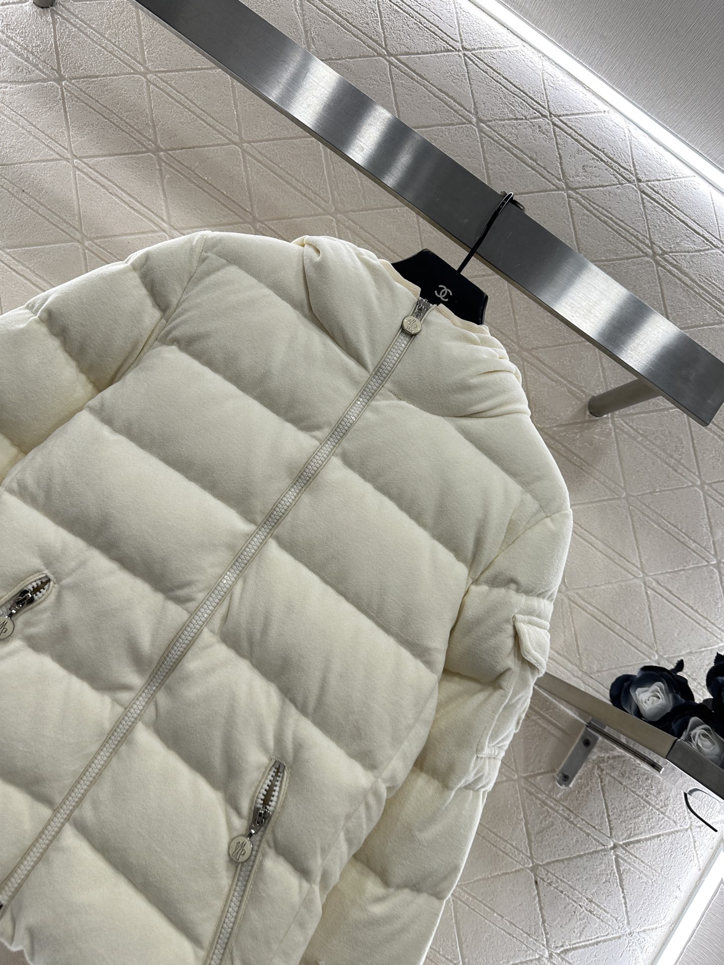 ♥Moncle*♥2025新品上架 磨毛连帽羽绒服定制YB进口斜纹全棉材质，其工艺处理还原，带有毛绒纹理