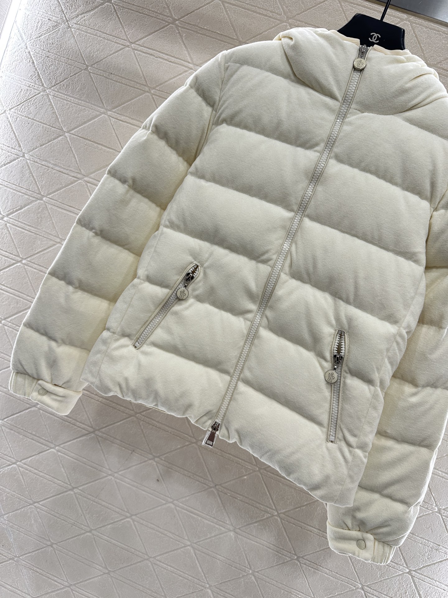 ♥Moncle*♥2025新品上架 磨毛连帽羽绒服定制YB进口斜纹全棉材质，其工艺处理还原，带有毛绒纹理