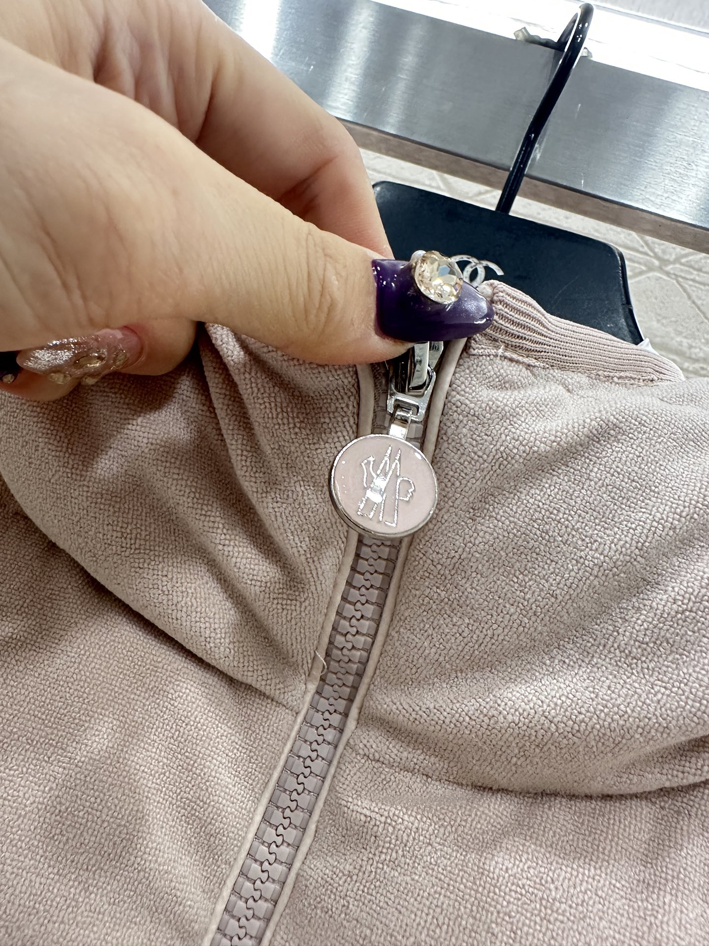 ♥Moncle*♥2025新品上架 磨毛连帽羽绒服定制YB进口斜纹全棉材质，其工艺处理还原，带有毛绒纹理