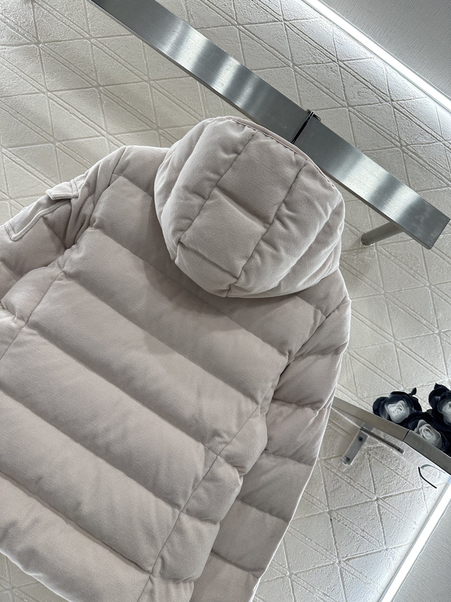 ♥Moncle*♥2025新品上架 磨毛连帽羽绒服定制YB进口斜纹全棉材质，其工艺处理还原，带有毛绒纹理