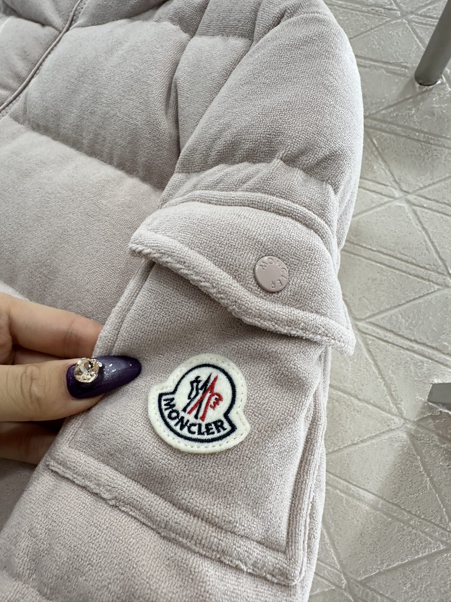 ♥Moncle*♥2025新品上架 磨毛连帽羽绒服定制YB进口斜纹全棉材质，其工艺处理还原，带有毛绒纹理