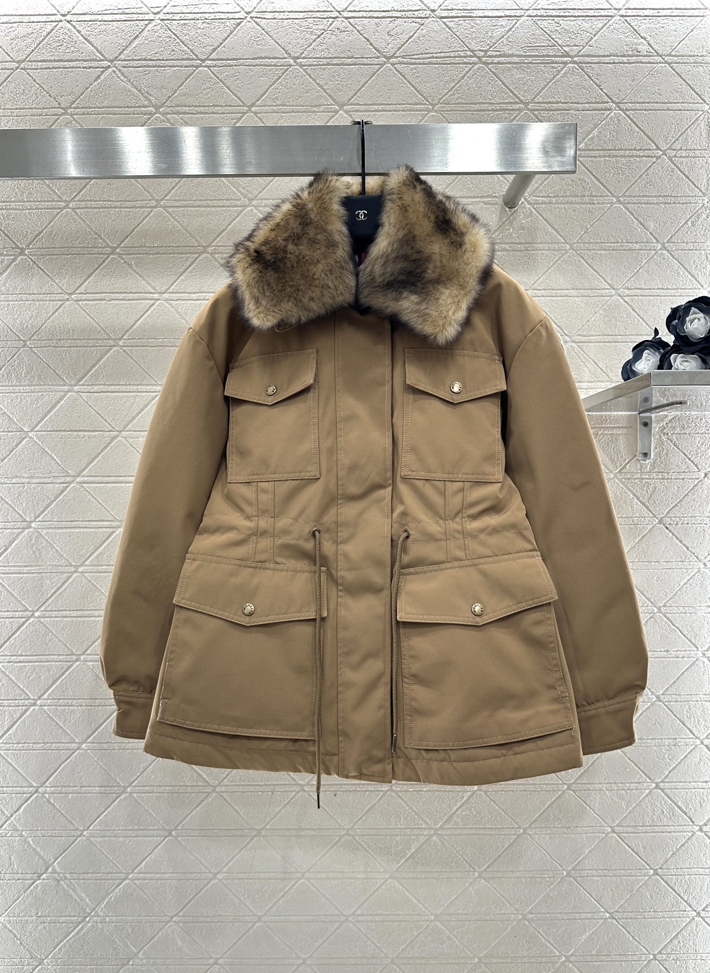 ♥Moncle*♥2025新品上架 连帽毛领抽绳羽绒外套定制YB进口厚度棉纶材质，尼龙内胆白鹅绒填充，整