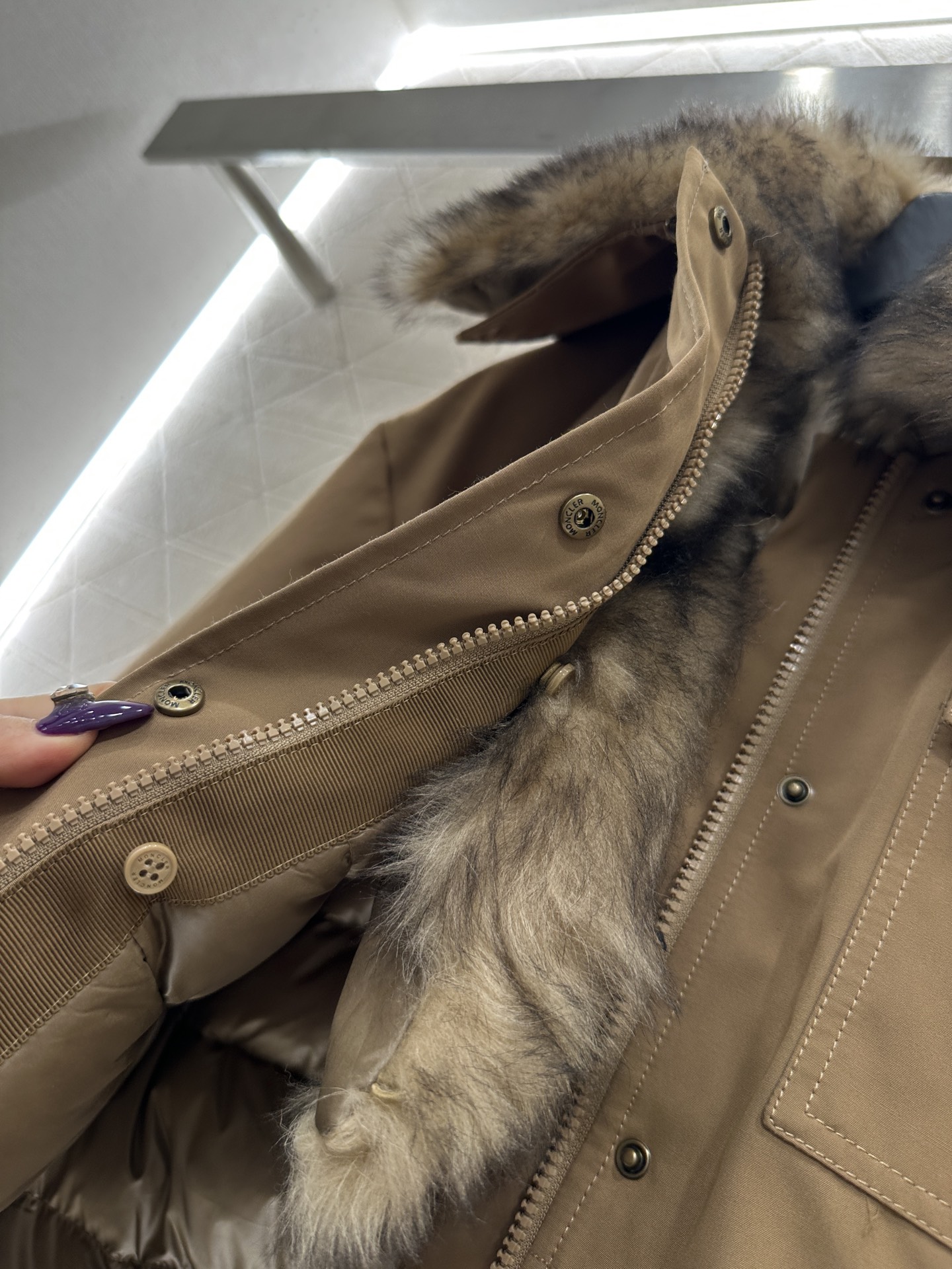 ♥Moncle*♥2025新品上架 连帽毛领抽绳羽绒外套定制YB进口厚度棉纶材质，尼龙内胆白鹅绒填充，整