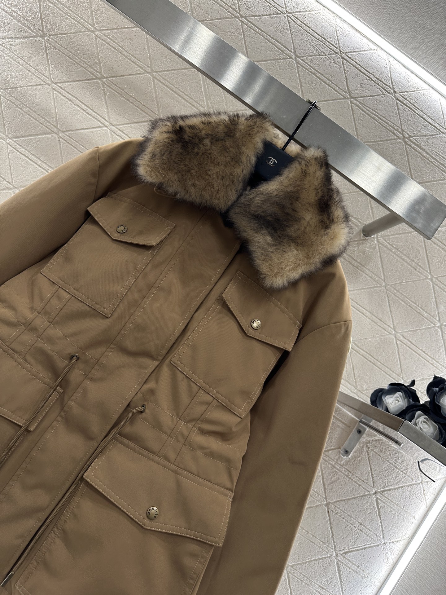 ♥Moncle*♥2025新品上架 连帽毛领抽绳羽绒外套定制YB进口厚度棉纶材质，尼龙内胆白鹅绒填充，整