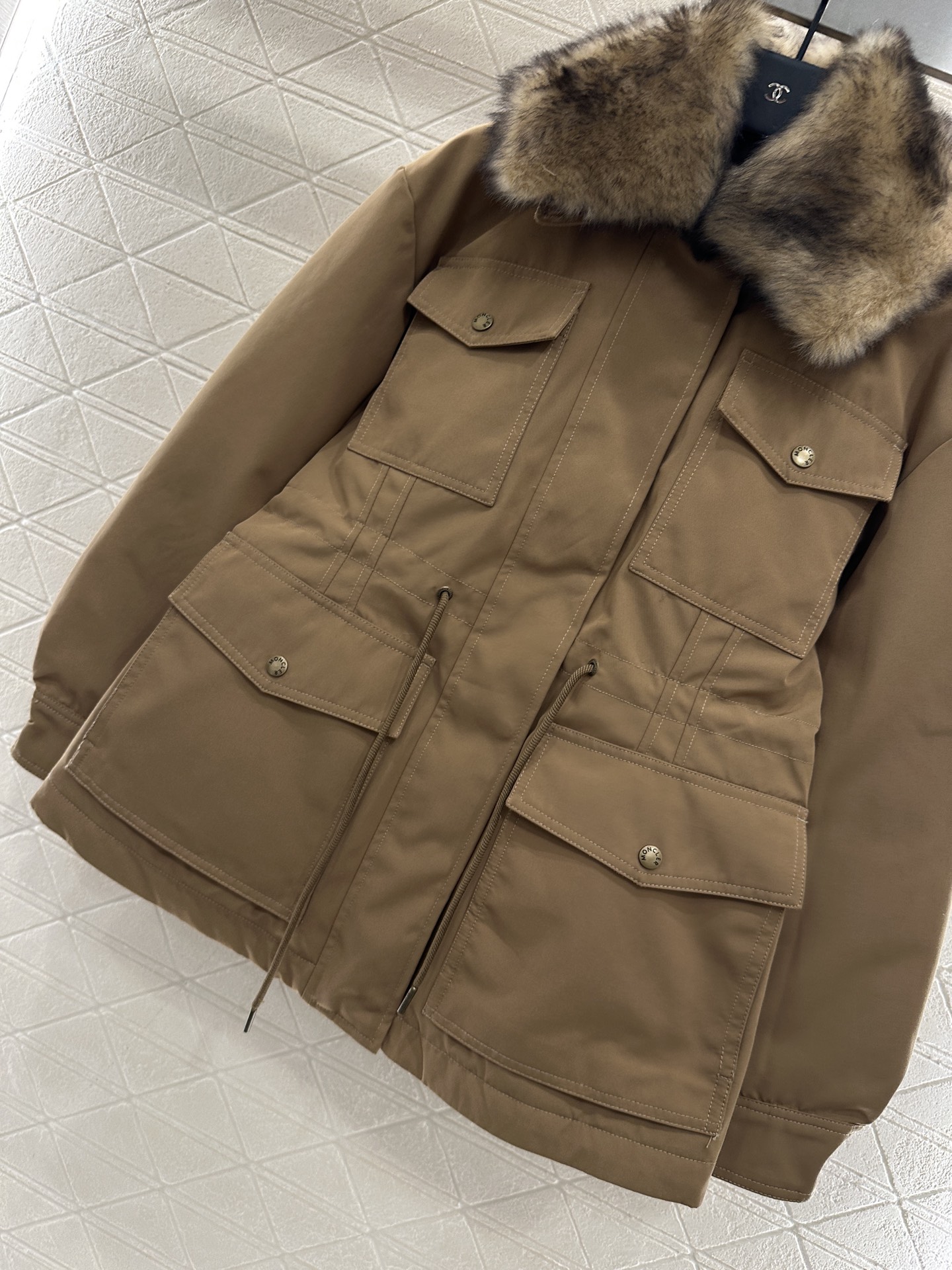 ♥Moncle*♥2025新品上架 连帽毛领抽绳羽绒外套定制YB进口厚度棉纶材质，尼龙内胆白鹅绒填充，整