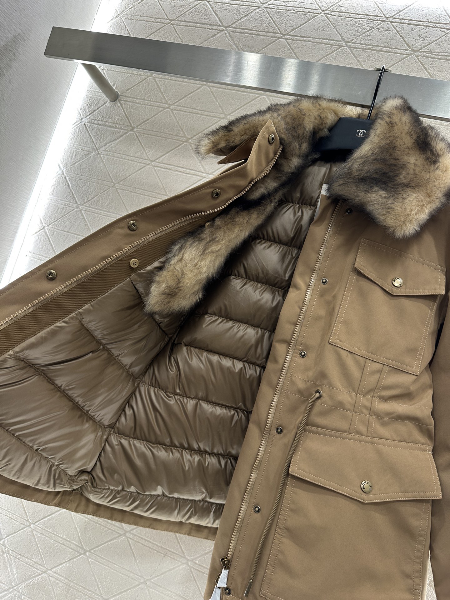 ♥Moncle*♥2025新品上架 连帽毛领抽绳羽绒外套定制YB进口厚度棉纶材质，尼龙内胆白鹅绒填充，整