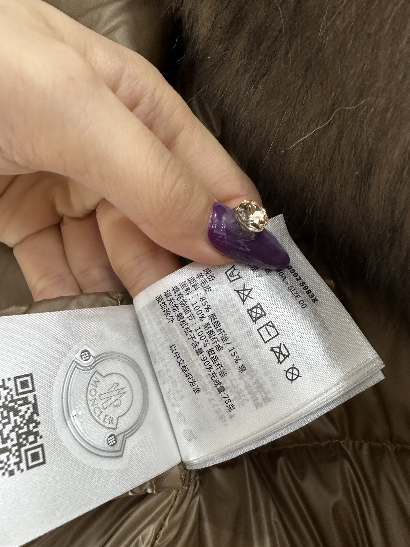 ♥Moncle*♥2025新品上架 连帽毛领抽绳羽绒外套定制YB进口厚度棉纶材质，尼龙内胆白鹅绒填充，整