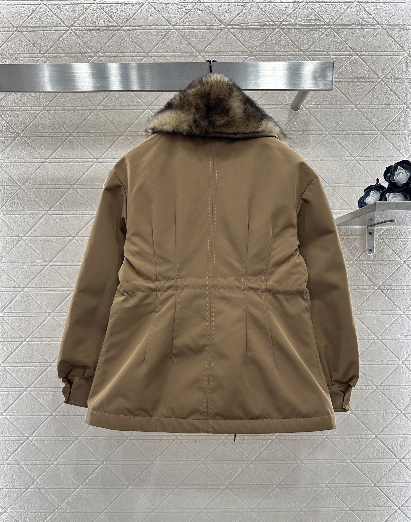 ♥Moncle*♥2025新品上架 连帽毛领抽绳羽绒外套定制YB进口厚度棉纶材质，尼龙内胆白鹅绒填充，整