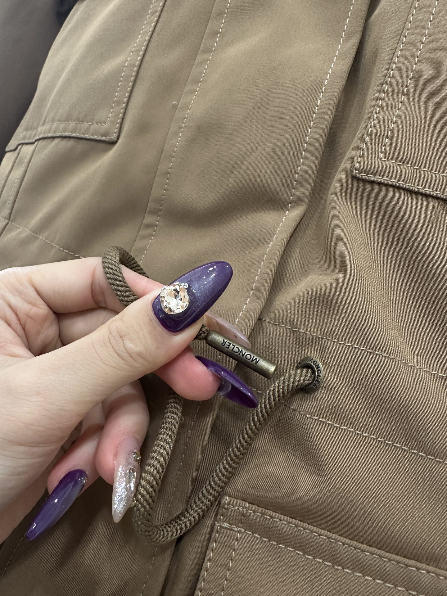 ♥Moncle*♥2025新品上架 连帽毛领抽绳羽绒外套定制YB进口厚度棉纶材质，尼龙内胆白鹅绒填充，整