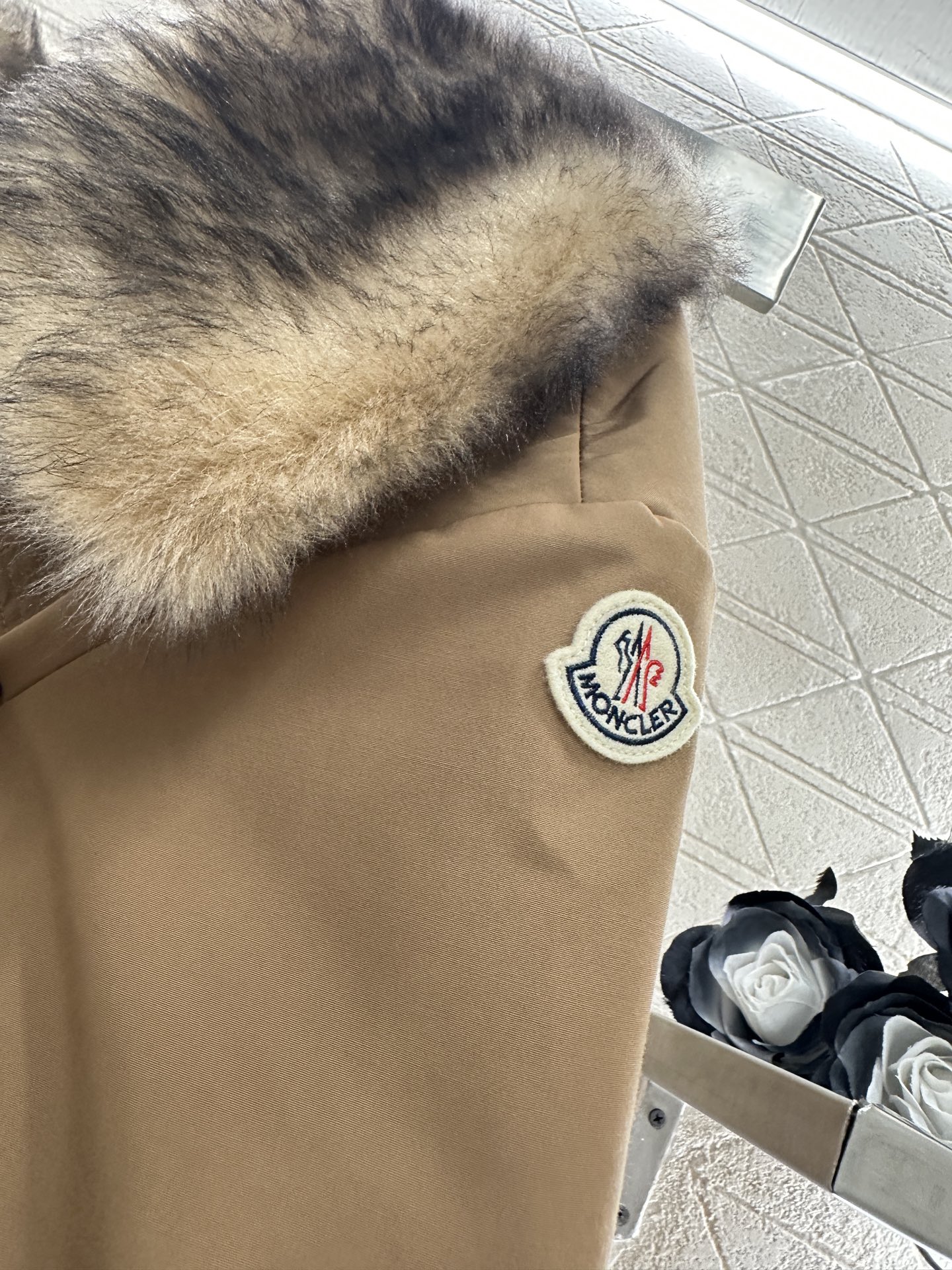 ♥Moncle*♥2025新品上架 连帽毛领抽绳羽绒外套定制YB进口厚度棉纶材质，尼龙内胆白鹅绒填充，整