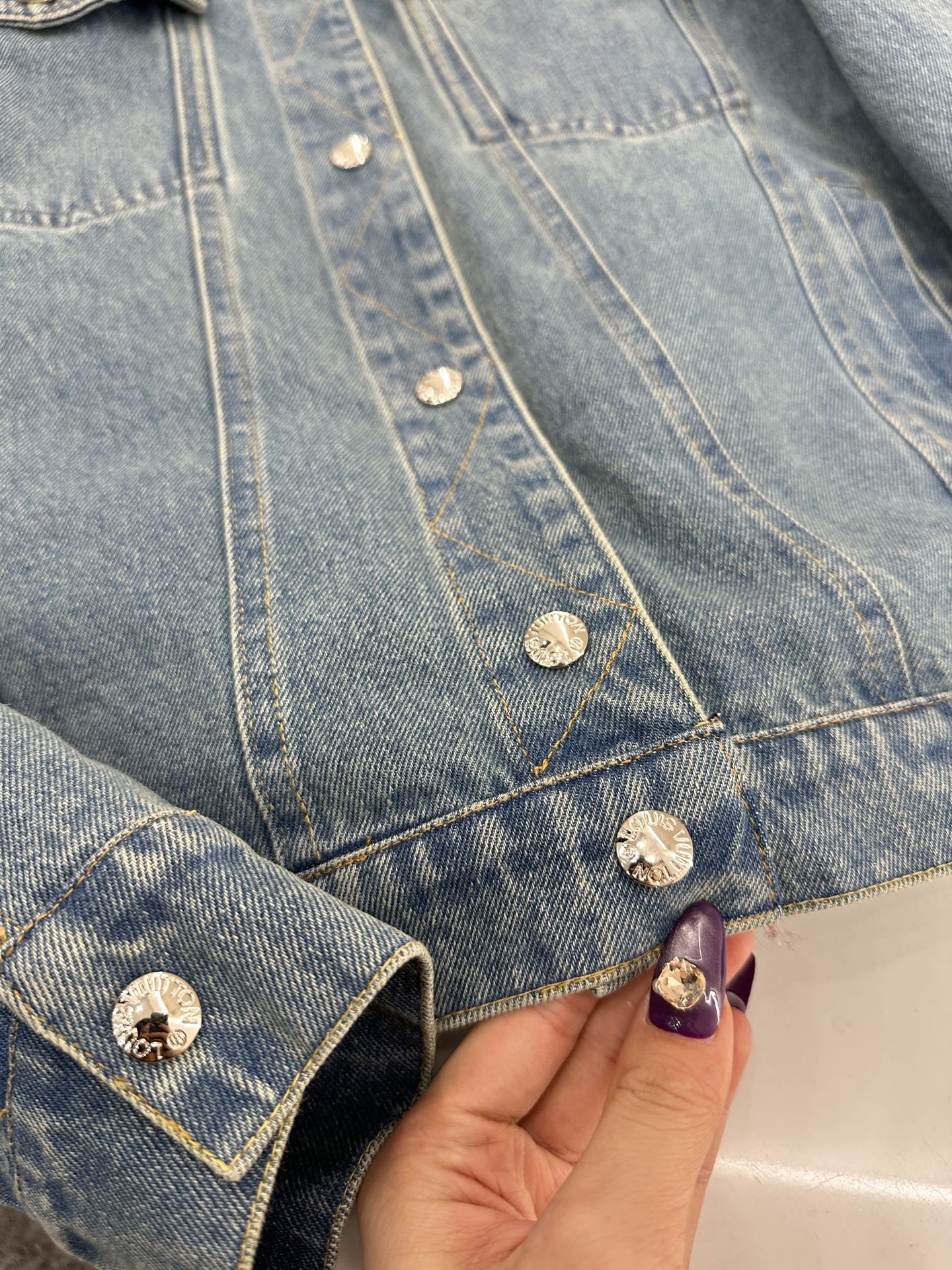 ♥Louis vuitto*♥2025新品上架 两面穿格纹翻领牛仔外套定制YB斜纹棉牛仔材质，质感复古，