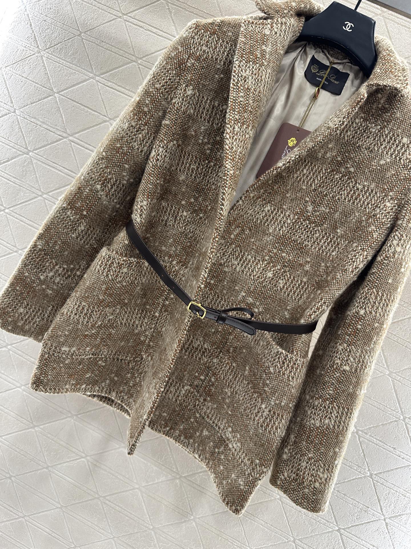 ♥Loro Plan*♥2025新品上架 翻领腰带西装外套定制YB进口丝毛材质，工艺处理，颗粒感十足，保