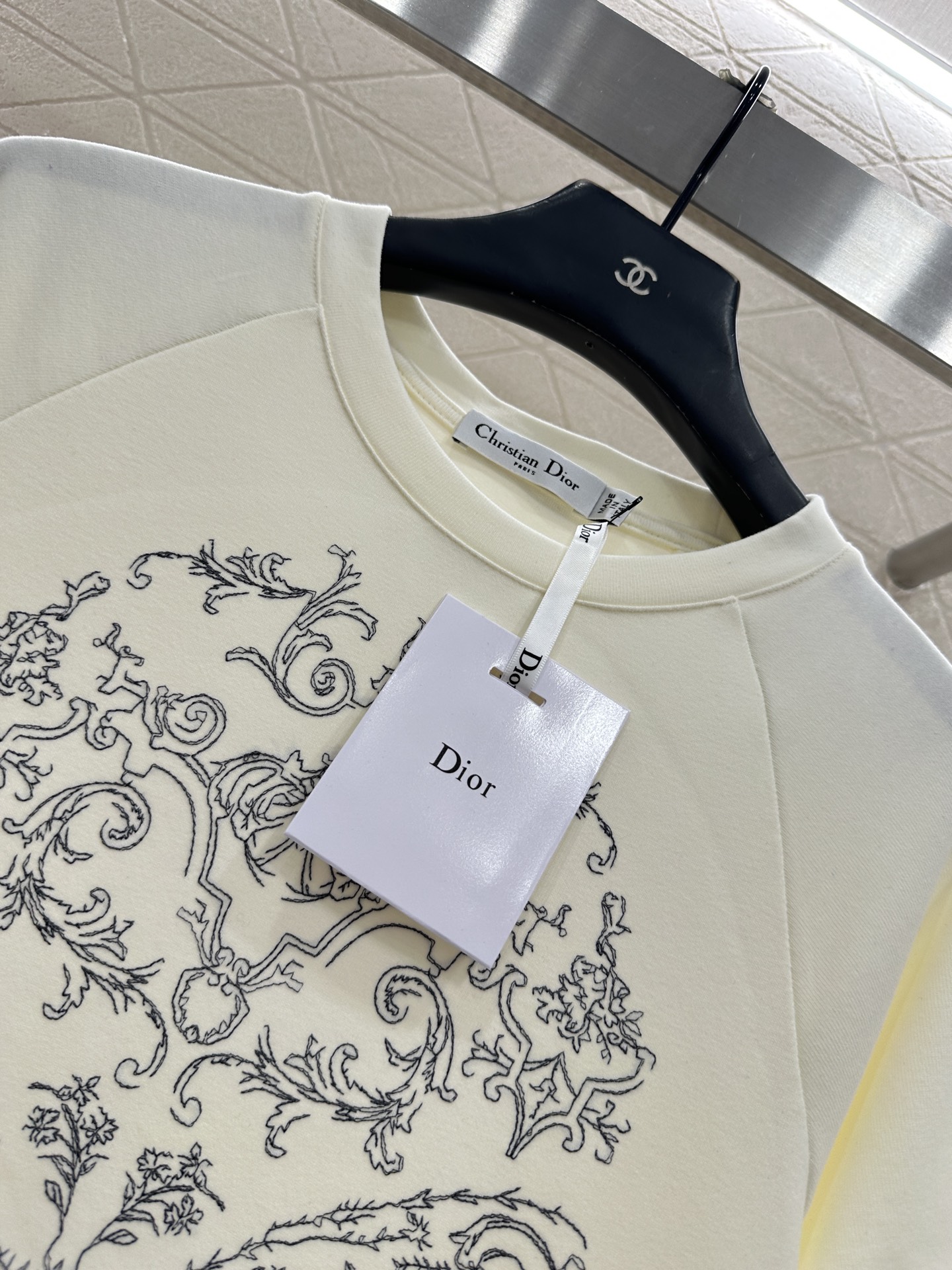 ♥Dio*♥2025新品上架 圆领刺绣𝑇𝑒𝑒定制YB斜纹全棉材质，质感高级，柔软舒适，常规短袖T恤裁剪，