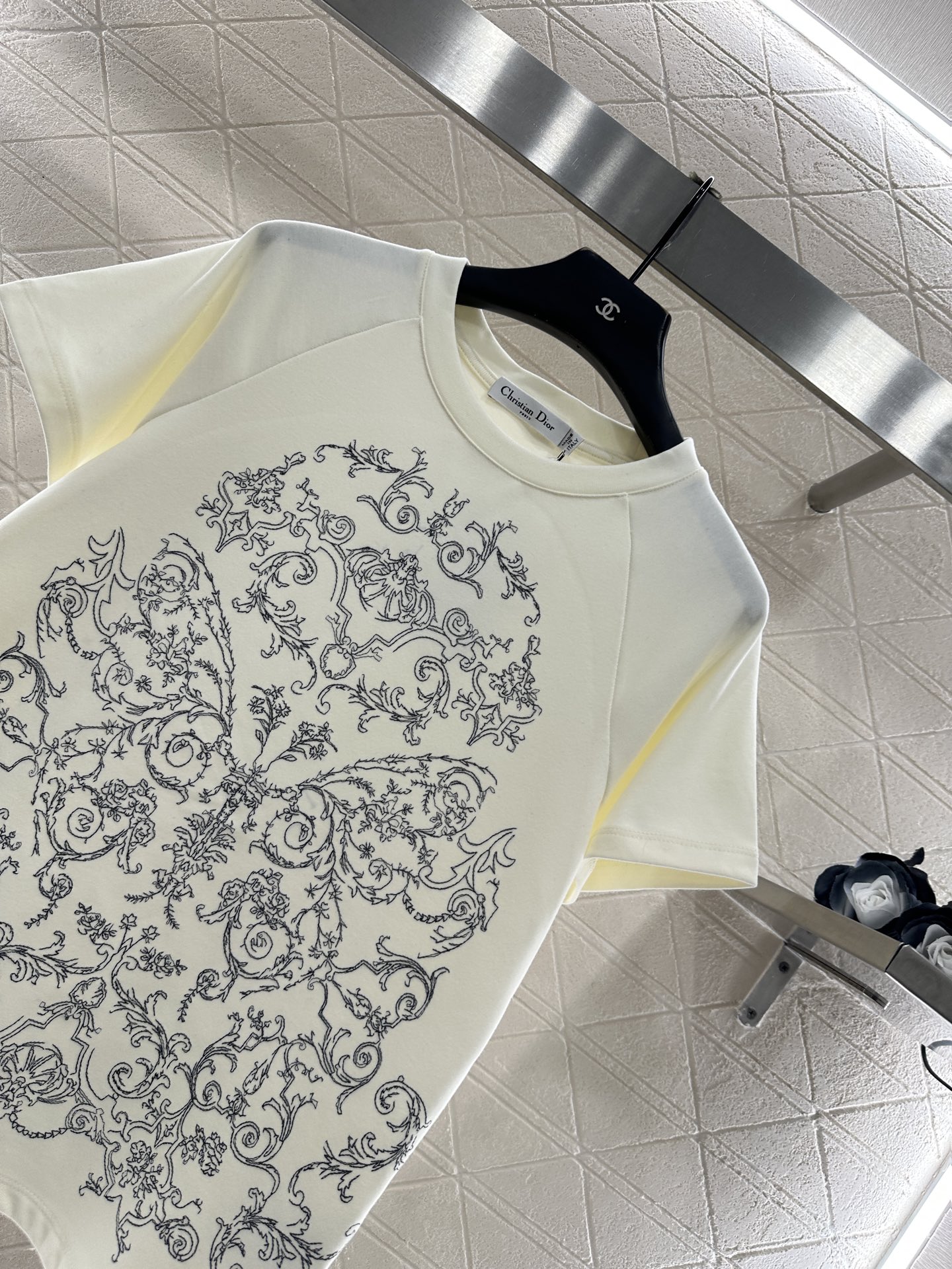 ♥Dio*♥2025新品上架 圆领刺绣𝑇𝑒𝑒定制YB斜纹全棉材质，质感高级，柔软舒适，常规短袖T恤裁剪，