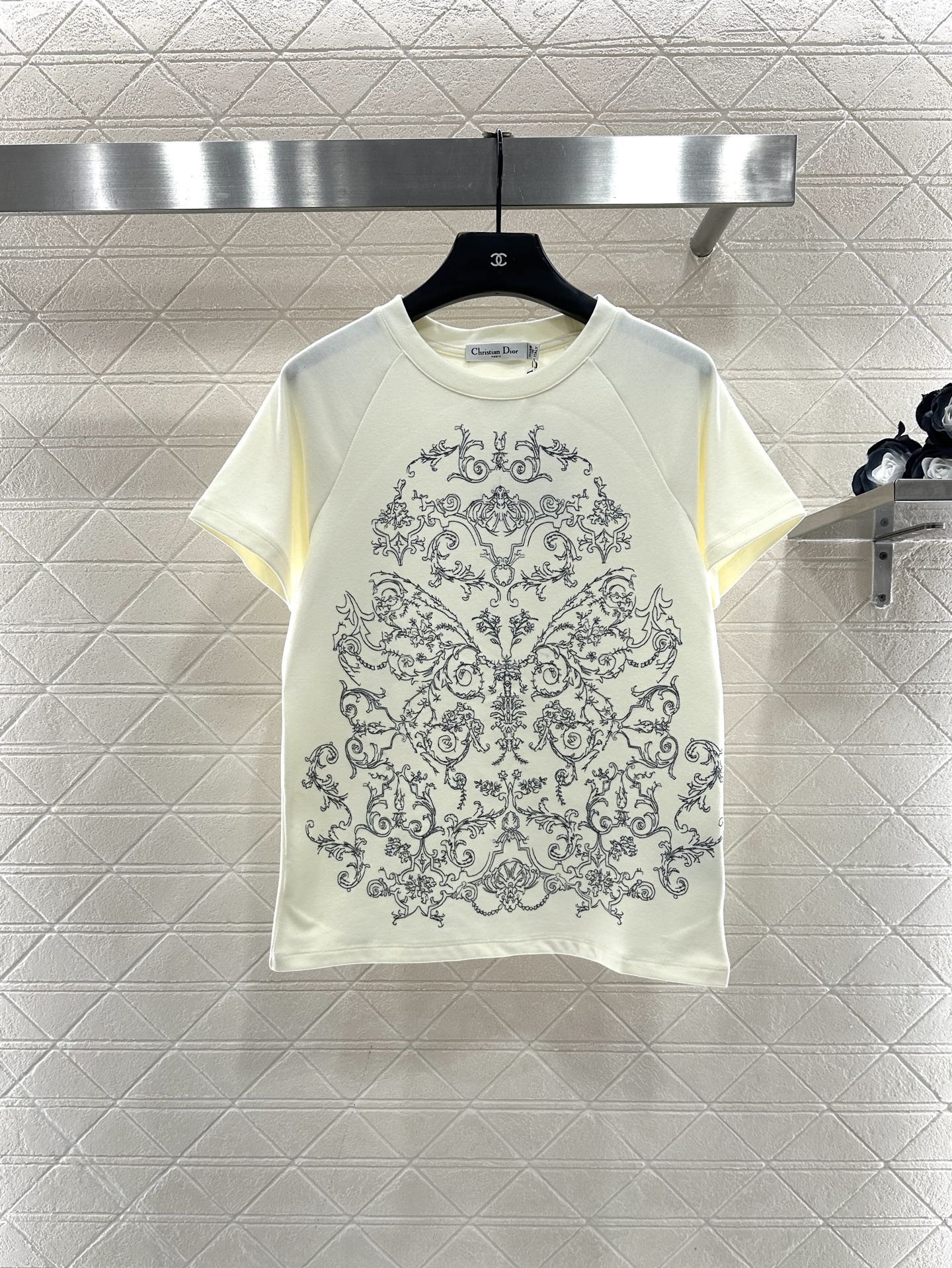 ♥Dio*♥2025新品上架 圆领刺绣𝑇𝑒𝑒定制YB斜纹全棉材质，质感高级，柔软舒适，常规短袖T恤裁剪，