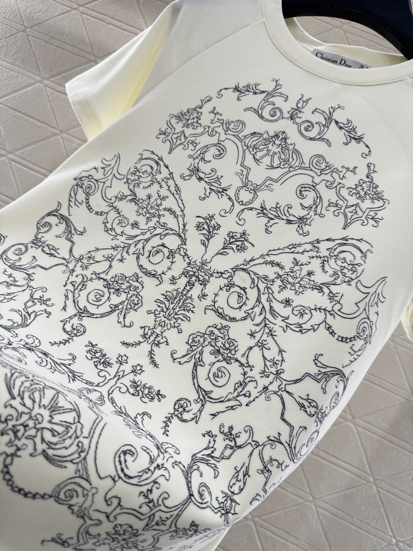 ♥Dio*♥2025新品上架 圆领刺绣𝑇𝑒𝑒定制YB斜纹全棉材质，质感高级，柔软舒适，常规短袖T恤裁剪，
