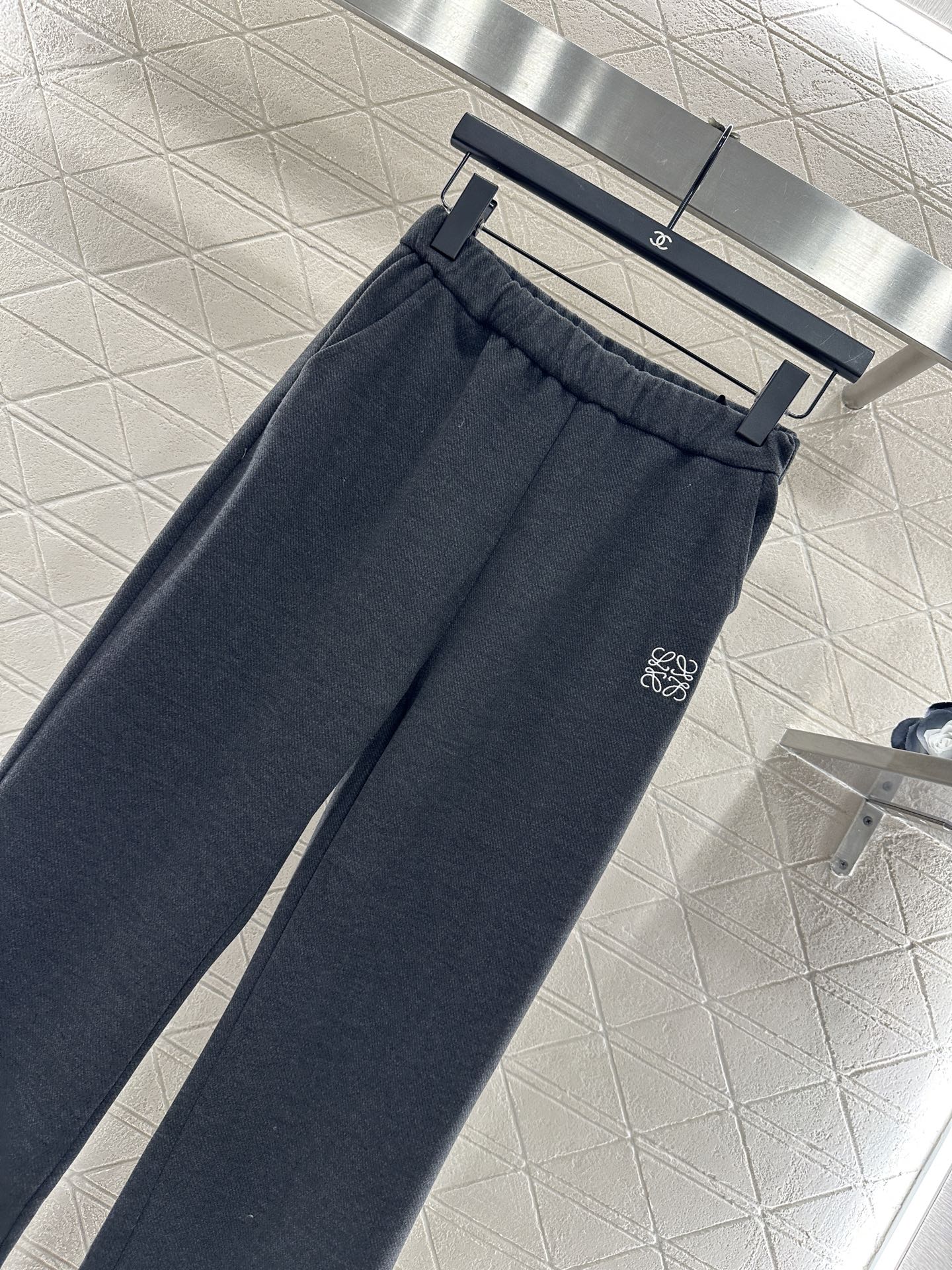 ♥Loew*♥2025新品上架 微喇抽绳直筒长裤定制YB进口羊毛混纺材质，面料柔挺舒适，垂顺有型，高腰抽