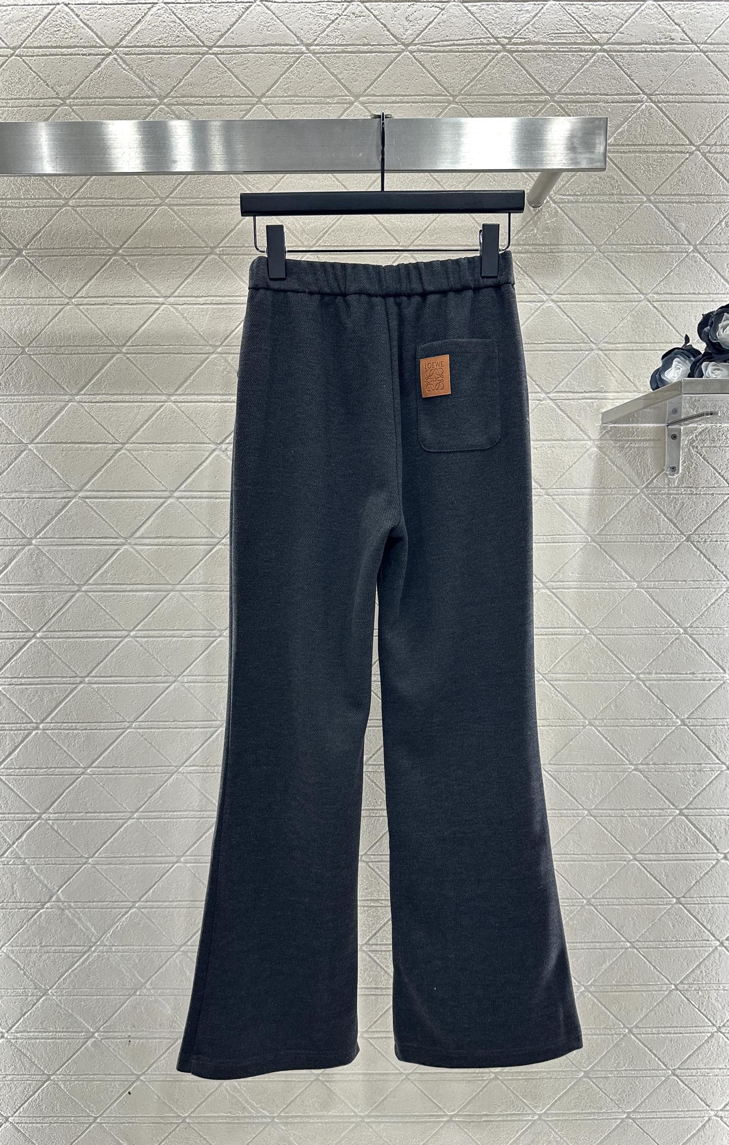 ♥Loew*♥2025新品上架 微喇抽绳直筒长裤定制YB进口羊毛混纺材质，面料柔挺舒适，垂顺有型，高腰抽