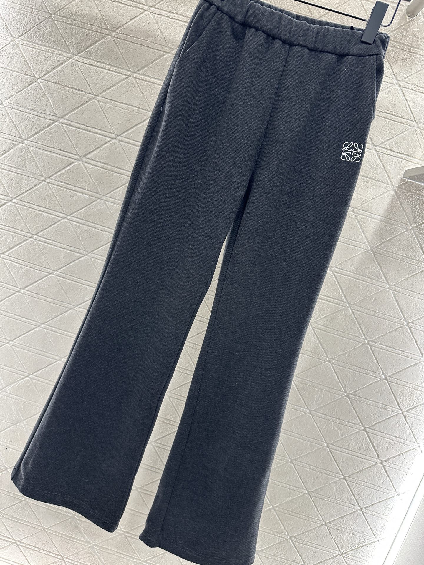 ♥Loew*♥2025新品上架 微喇抽绳直筒长裤定制YB进口羊毛混纺材质，面料柔挺舒适，垂顺有型，高腰抽