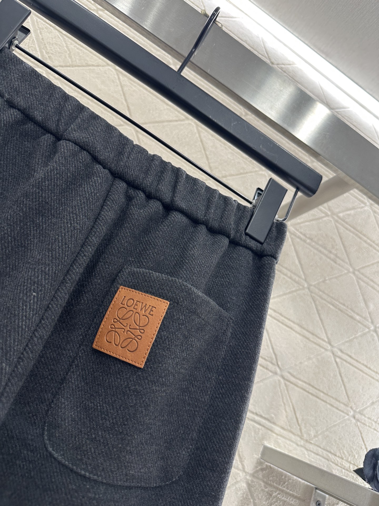 ♥Loew*♥2025新品上架 微喇抽绳直筒长裤定制YB进口羊毛混纺材质，面料柔挺舒适，垂顺有型，高腰抽