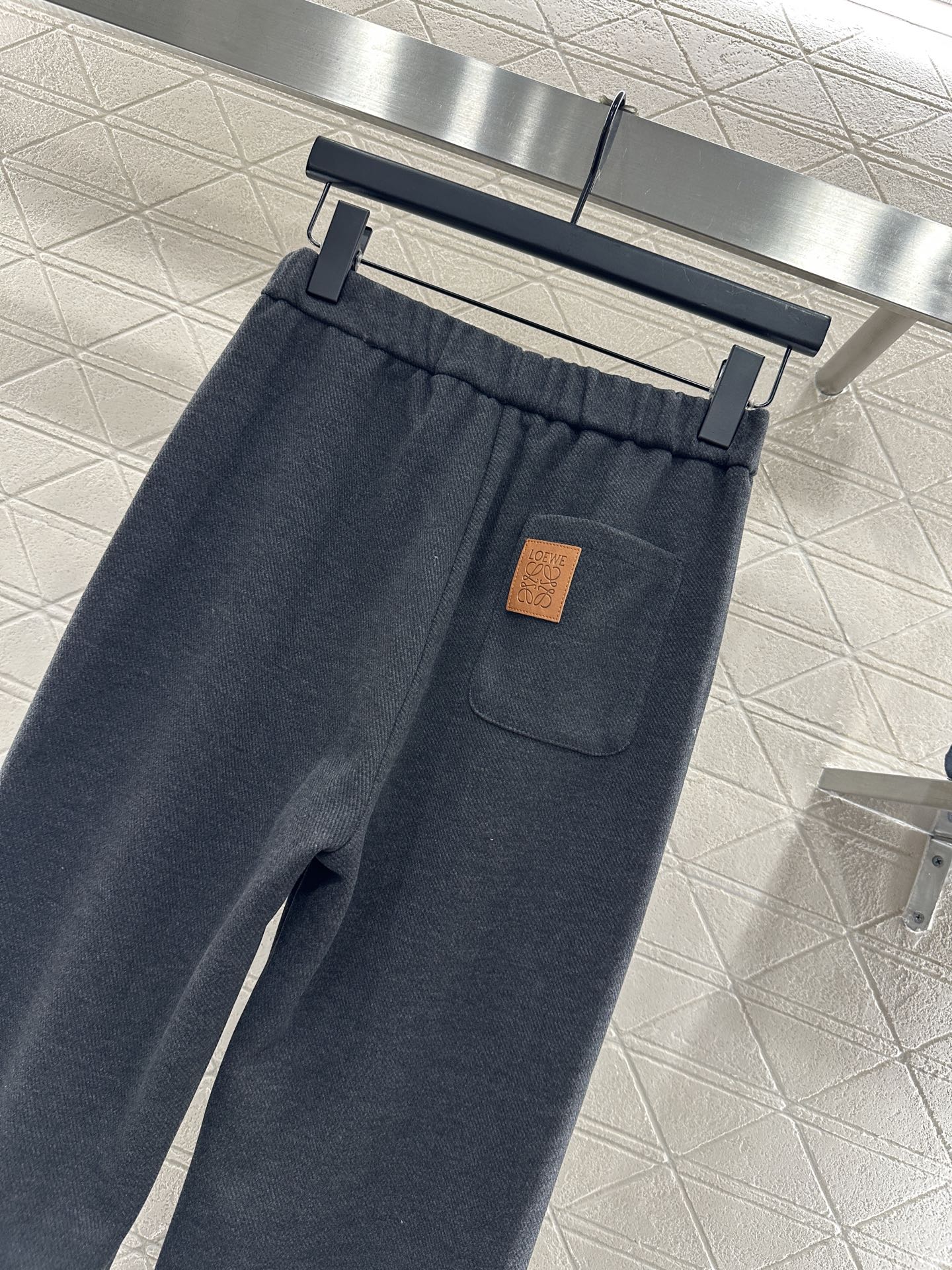 ♥Loew*♥2025新品上架 微喇抽绳直筒长裤定制YB进口羊毛混纺材质，面料柔挺舒适，垂顺有型，高腰抽