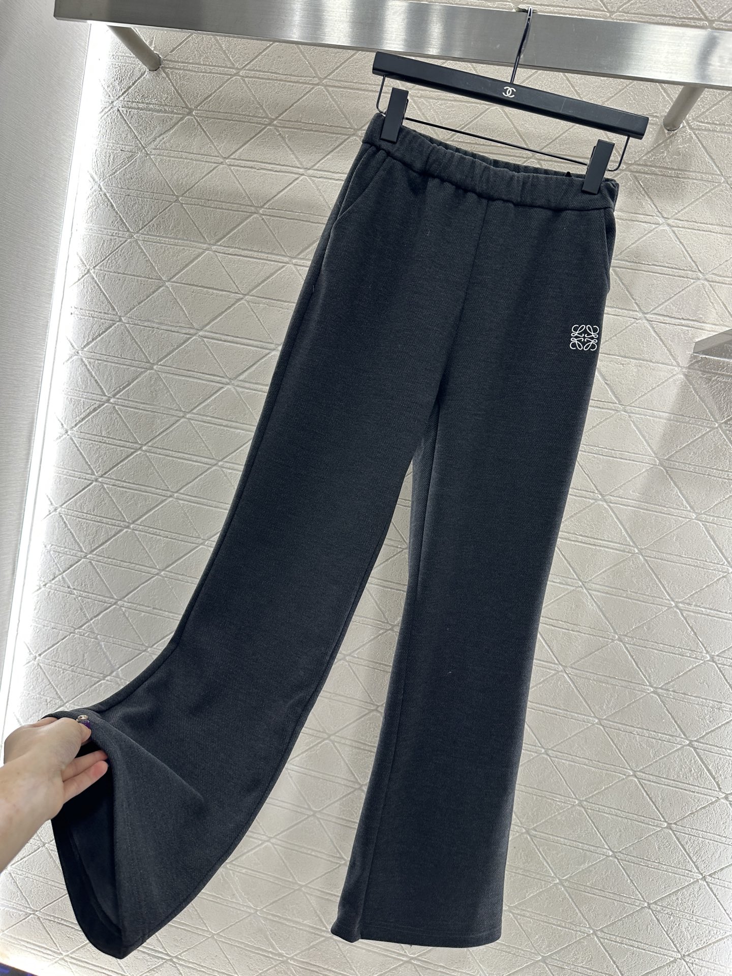 ♥Loew*♥2025新品上架 微喇抽绳直筒长裤定制YB进口羊毛混纺材质，面料柔挺舒适，垂顺有型，高腰抽