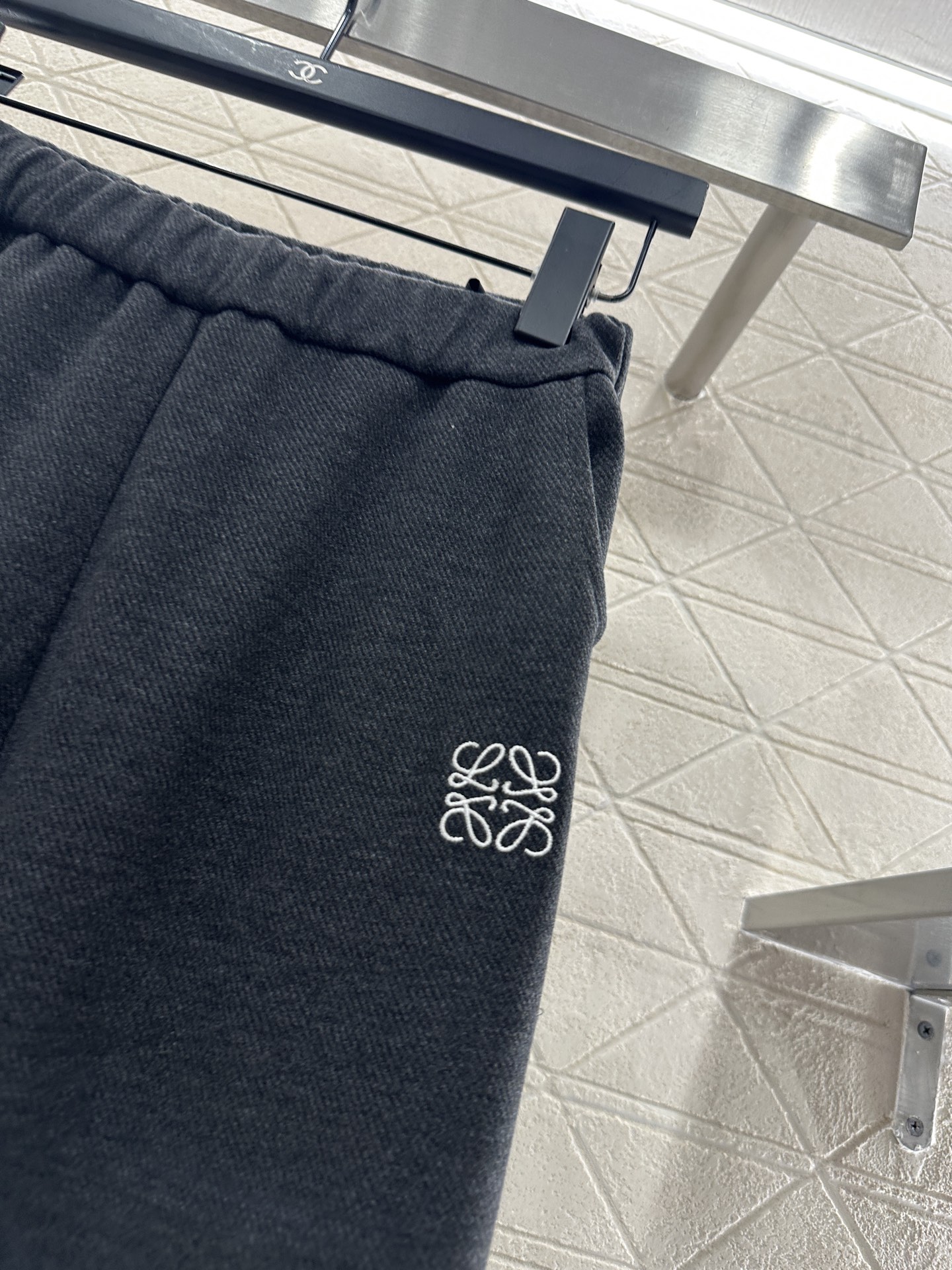 ♥Loew*♥2025新品上架 微喇抽绳直筒长裤定制YB进口羊毛混纺材质，面料柔挺舒适，垂顺有型，高腰抽