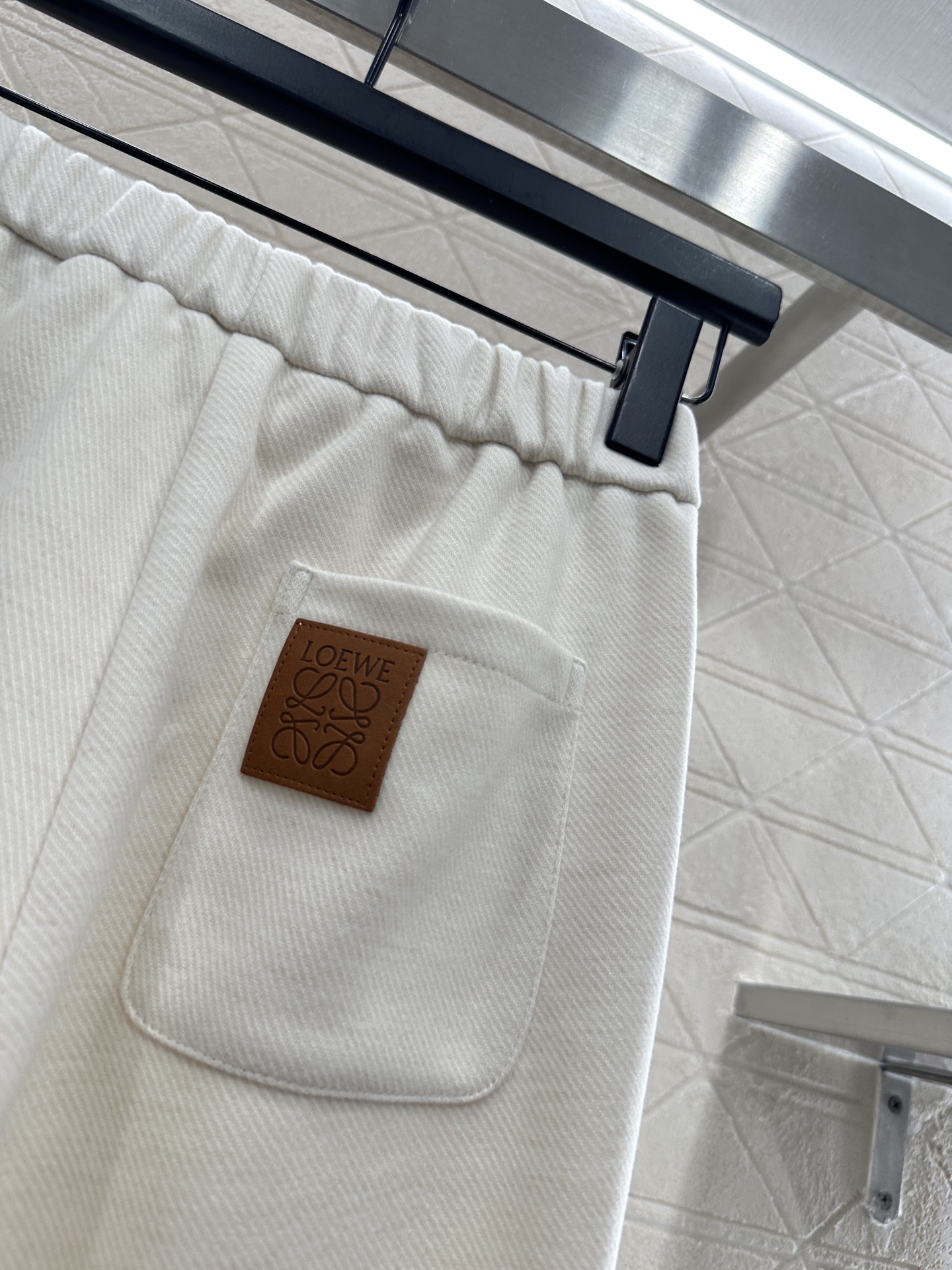 ♥Loew*♥2025新品上架 微喇抽绳直筒长裤定制YB进口羊毛混纺材质，面料柔挺舒适，垂顺有型，高腰抽