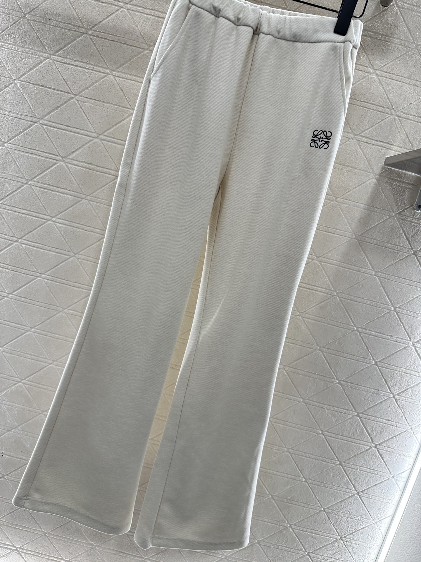 ♥Loew*♥2025新品上架 微喇抽绳直筒长裤定制YB进口羊毛混纺材质，面料柔挺舒适，垂顺有型，高腰抽