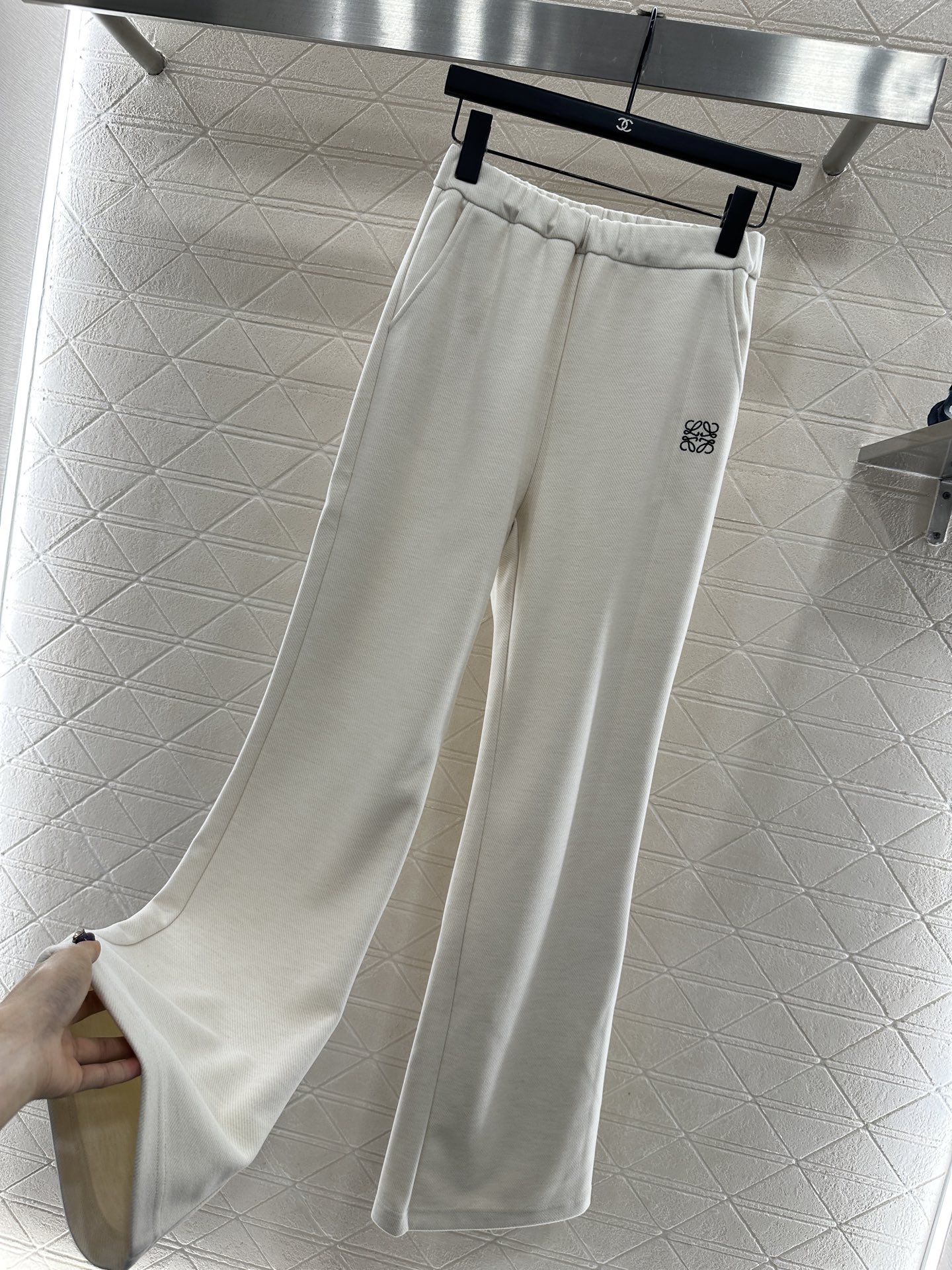 ♥Loew*♥2025新品上架 微喇抽绳直筒长裤定制YB进口羊毛混纺材质，面料柔挺舒适，垂顺有型，高腰抽