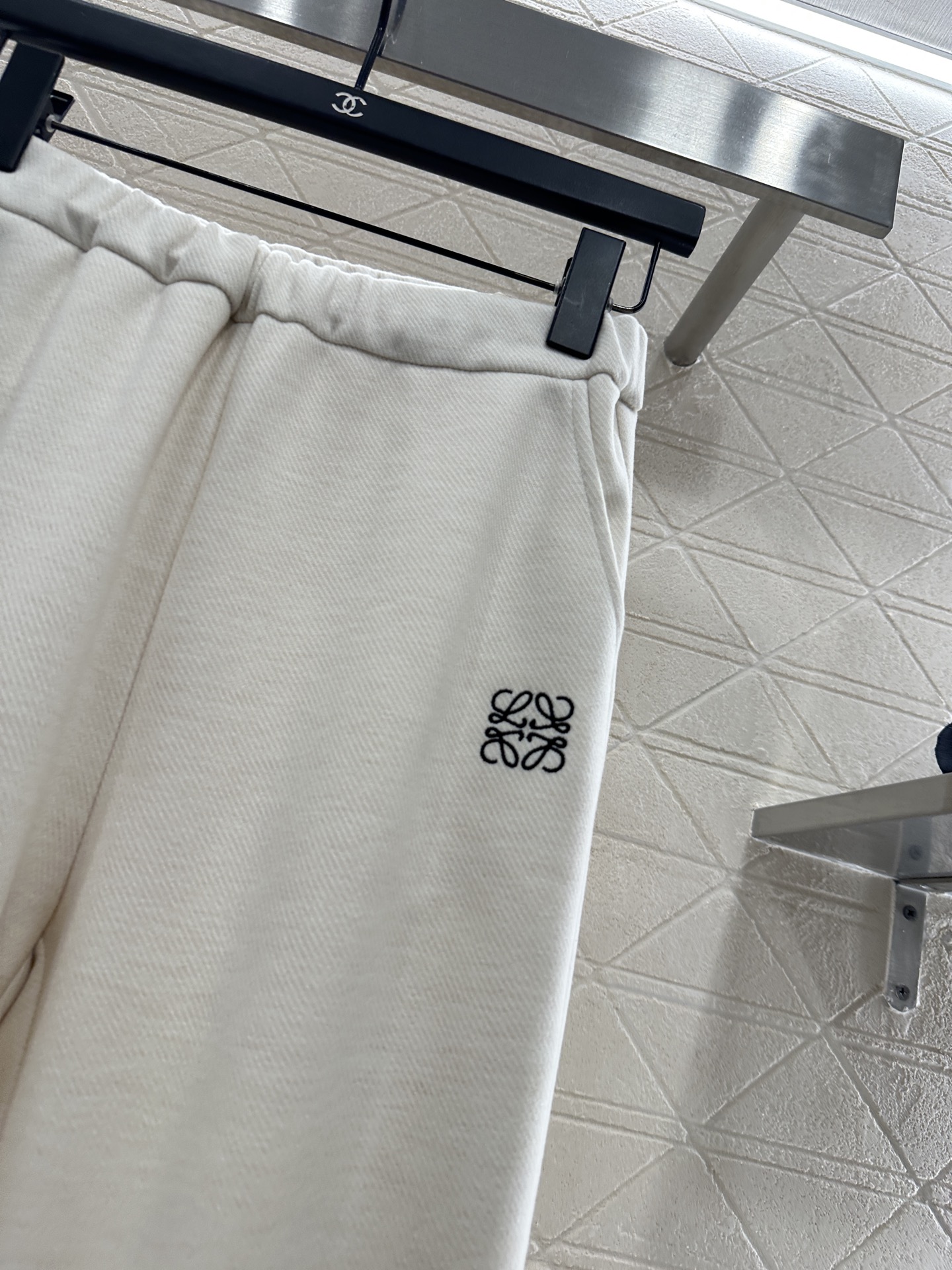 ♥Loew*♥2025新品上架 微喇抽绳直筒长裤定制YB进口羊毛混纺材质，面料柔挺舒适，垂顺有型，高腰抽