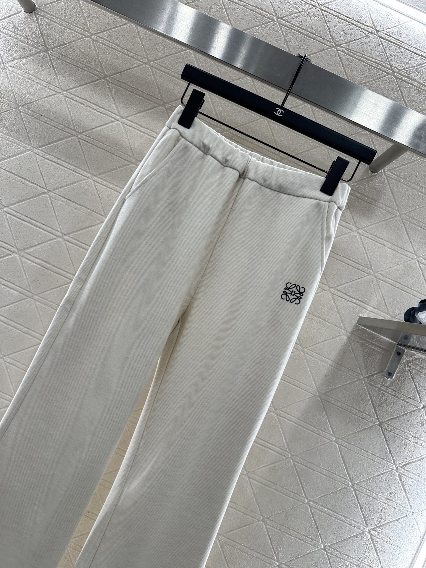 ♥Loew*♥2025新品上架 微喇抽绳直筒长裤定制YB进口羊毛混纺材质，面料柔挺舒适，垂顺有型，高腰抽