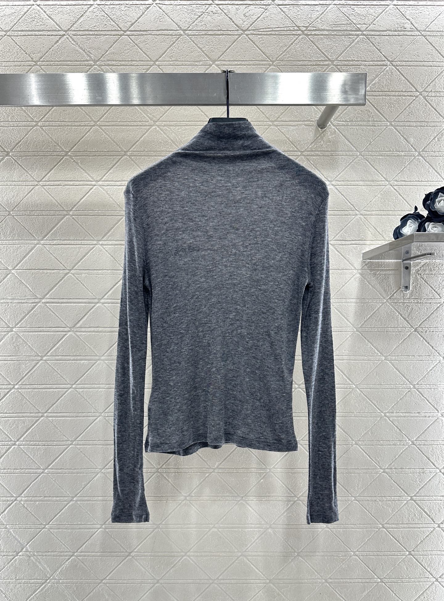 ♥Celin*♥2025新品上架 修身字母高领打底衫定制YB羊毛材质，质感舒适，弹力十足，修身高领打底裁