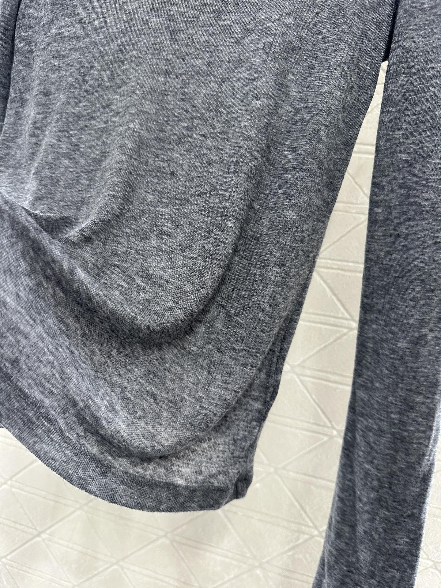 ♥Celin*♥2025新品上架 修身字母高领打底衫定制YB羊毛材质，质感舒适，弹力十足，修身高领打底裁