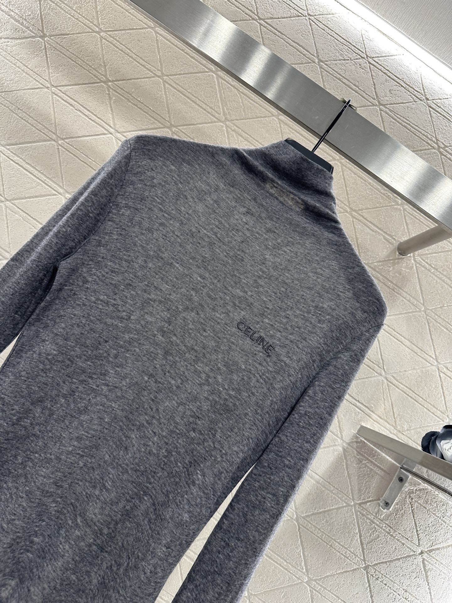 ♥Celin*♥2025新品上架 修身字母高领打底衫定制YB羊毛材质，质感舒适，弹力十足，修身高领打底裁
