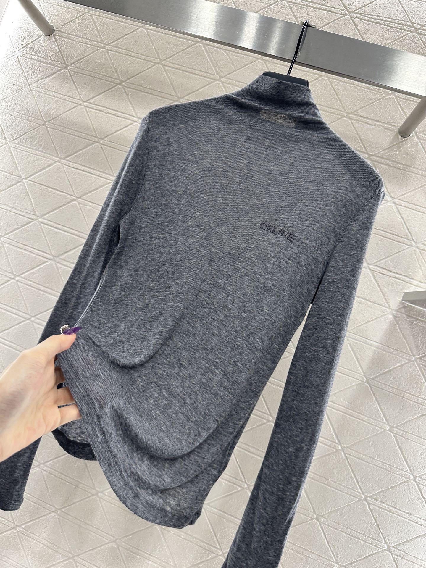 ♥Celin*♥2025新品上架 修身字母高领打底衫定制YB羊毛材质，质感舒适，弹力十足，修身高领打底裁