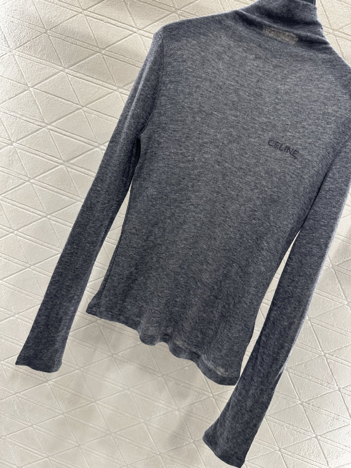 ♥Celin*♥2025新品上架 修身字母高领打底衫定制YB羊毛材质，质感舒适，弹力十足，修身高领打底裁