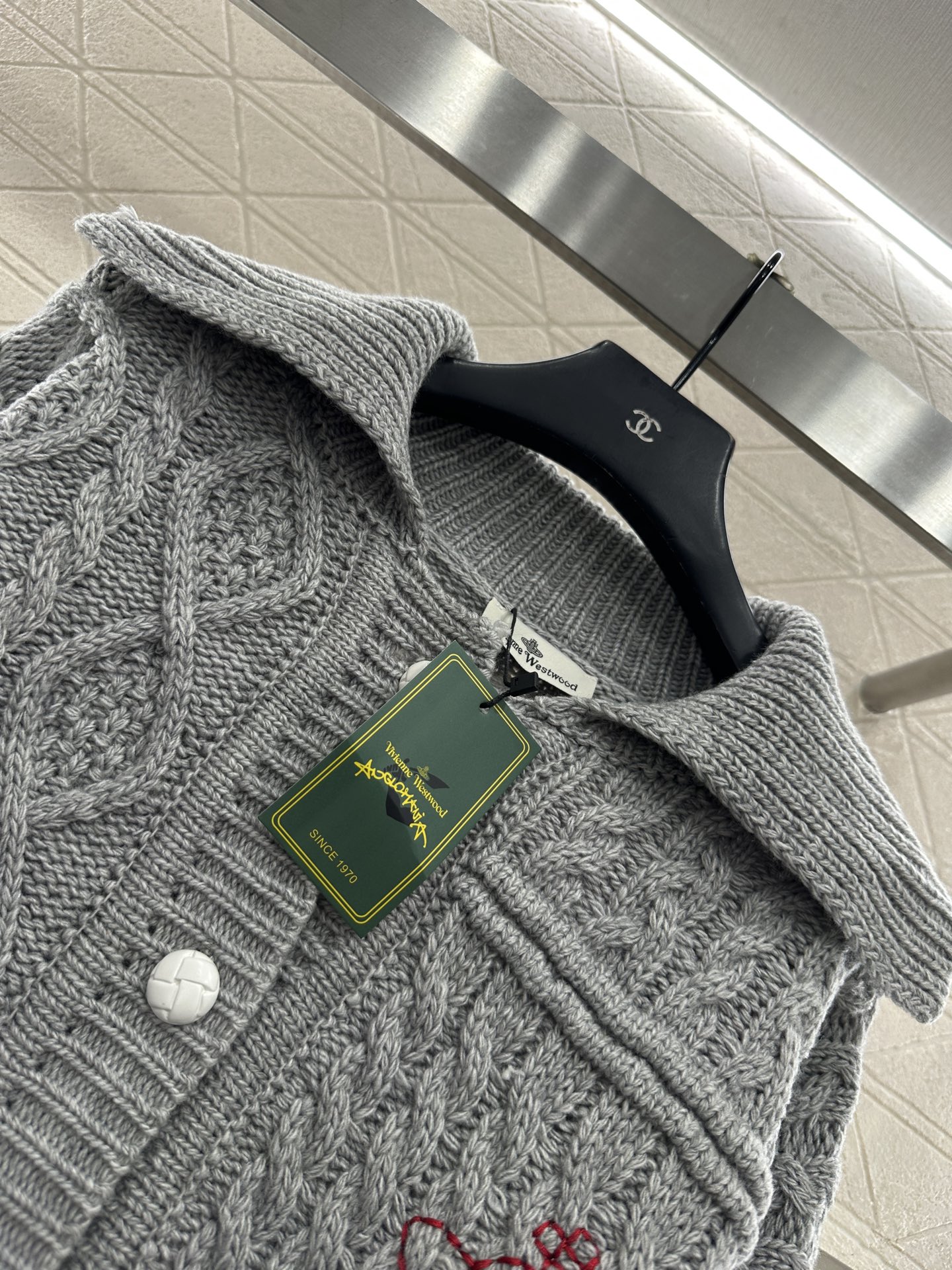 ♥West vivienn*♥2025新品上架 翻领刺绣针织外套定制YB羊毛纱线织造，舒适保暖，质感上乘