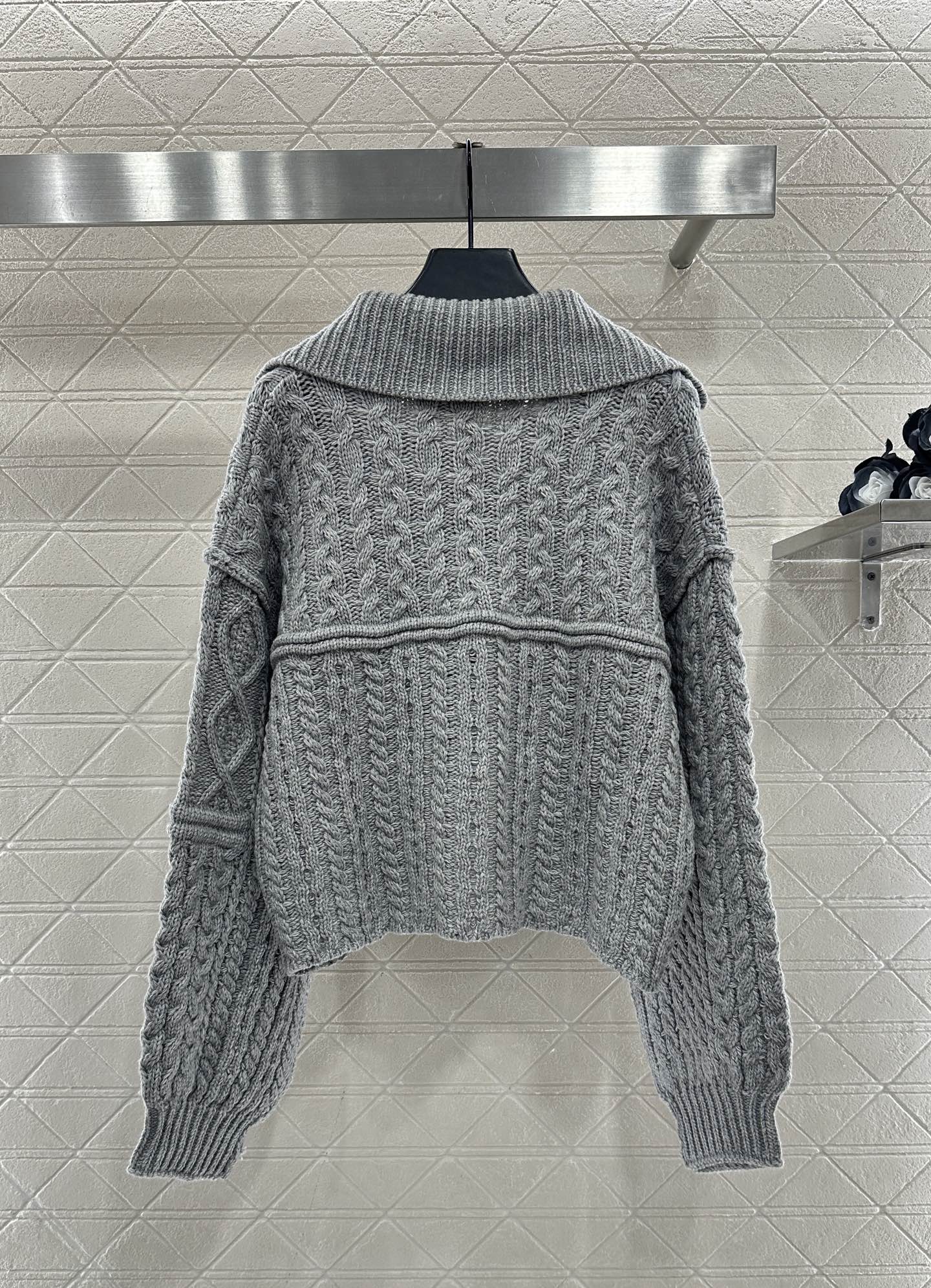 ♥West vivienn*♥2025新品上架 翻领刺绣针织外套定制YB羊毛纱线织造，舒适保暖，质感上乘