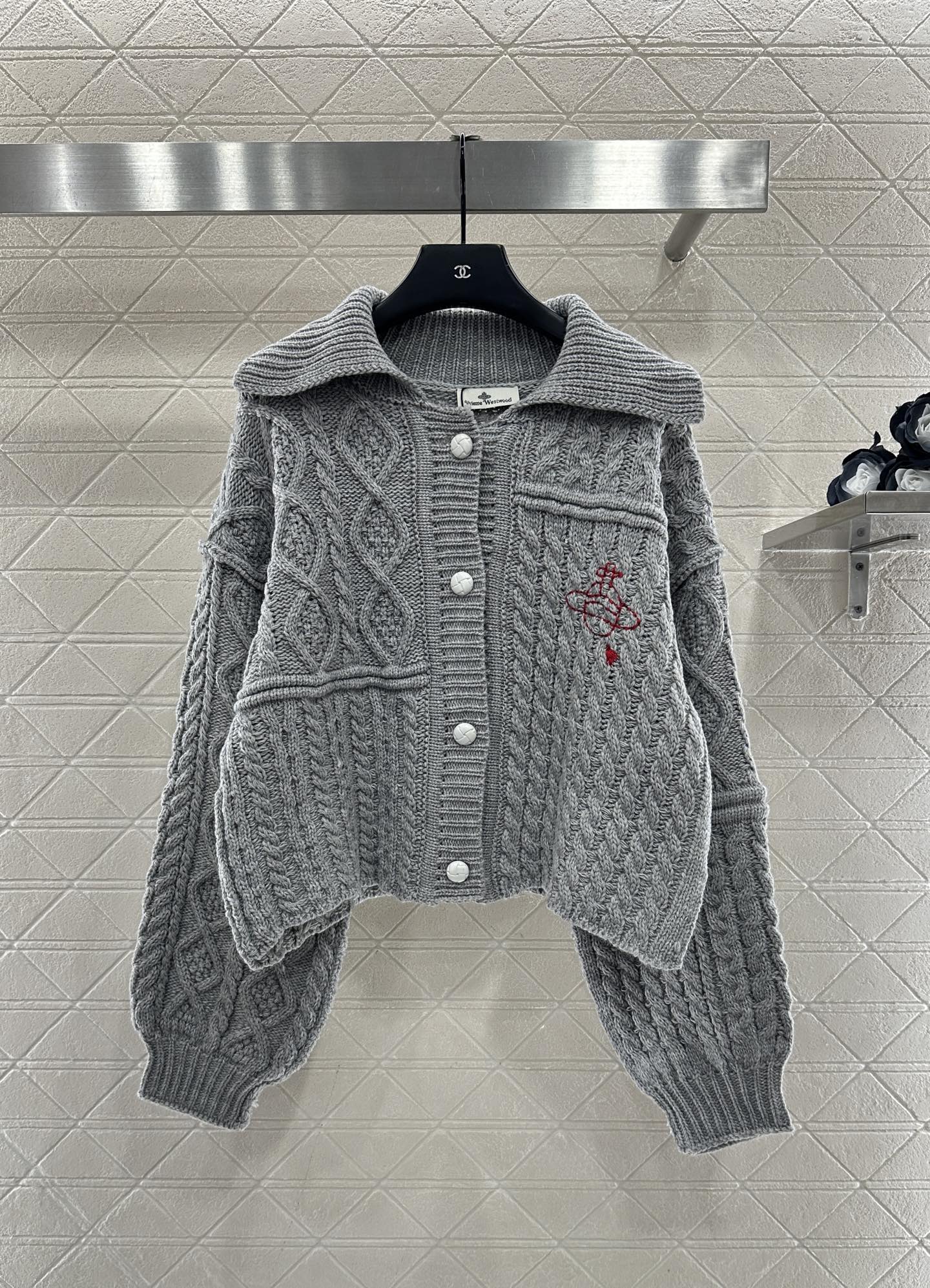 ♥West vivienn*♥2025新品上架 翻领刺绣针织外套定制YB羊毛纱线织造，舒适保暖，质感上乘