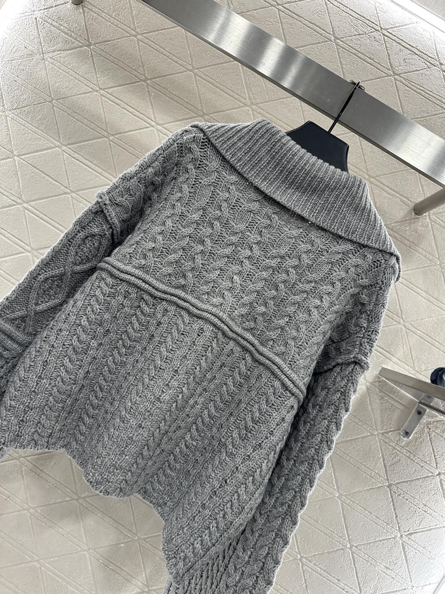 ♥West vivienn*♥2025新品上架 翻领刺绣针织外套定制YB羊毛纱线织造，舒适保暖，质感上乘