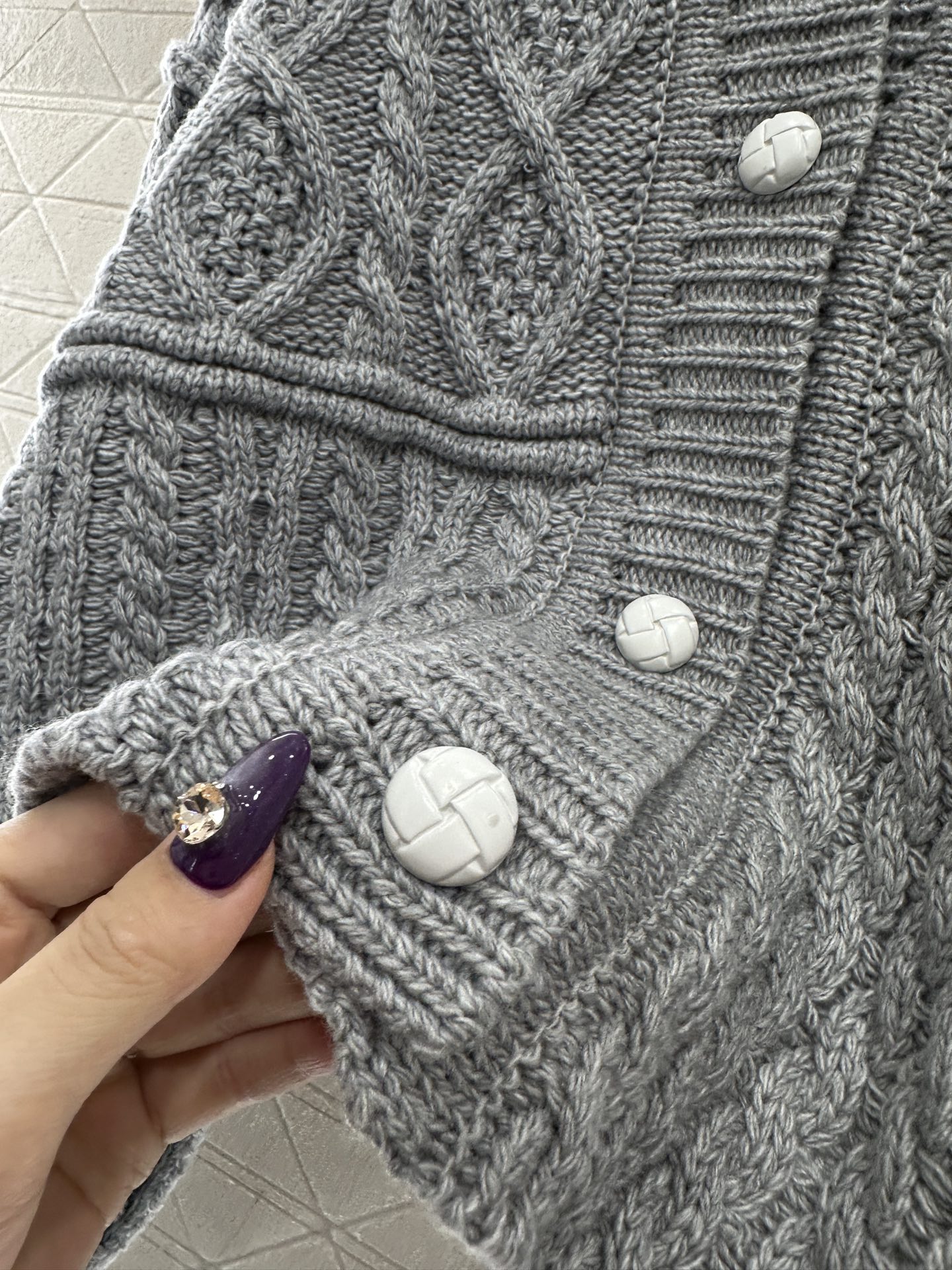 ♥West vivienn*♥2025新品上架 翻领刺绣针织外套定制YB羊毛纱线织造，舒适保暖，质感上乘