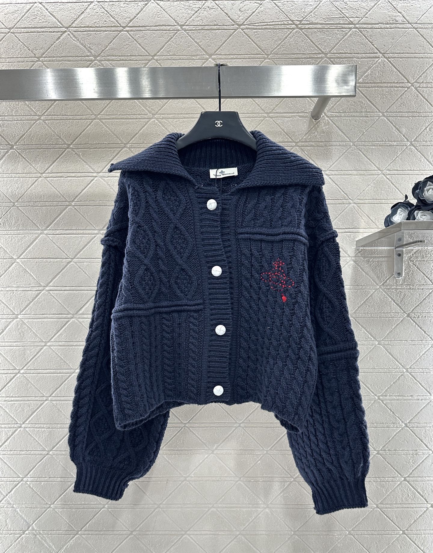 ♥West vivienn*♥2025新品上架 翻领刺绣针织外套定制YB羊毛纱线织造，舒适保暖，质感上乘