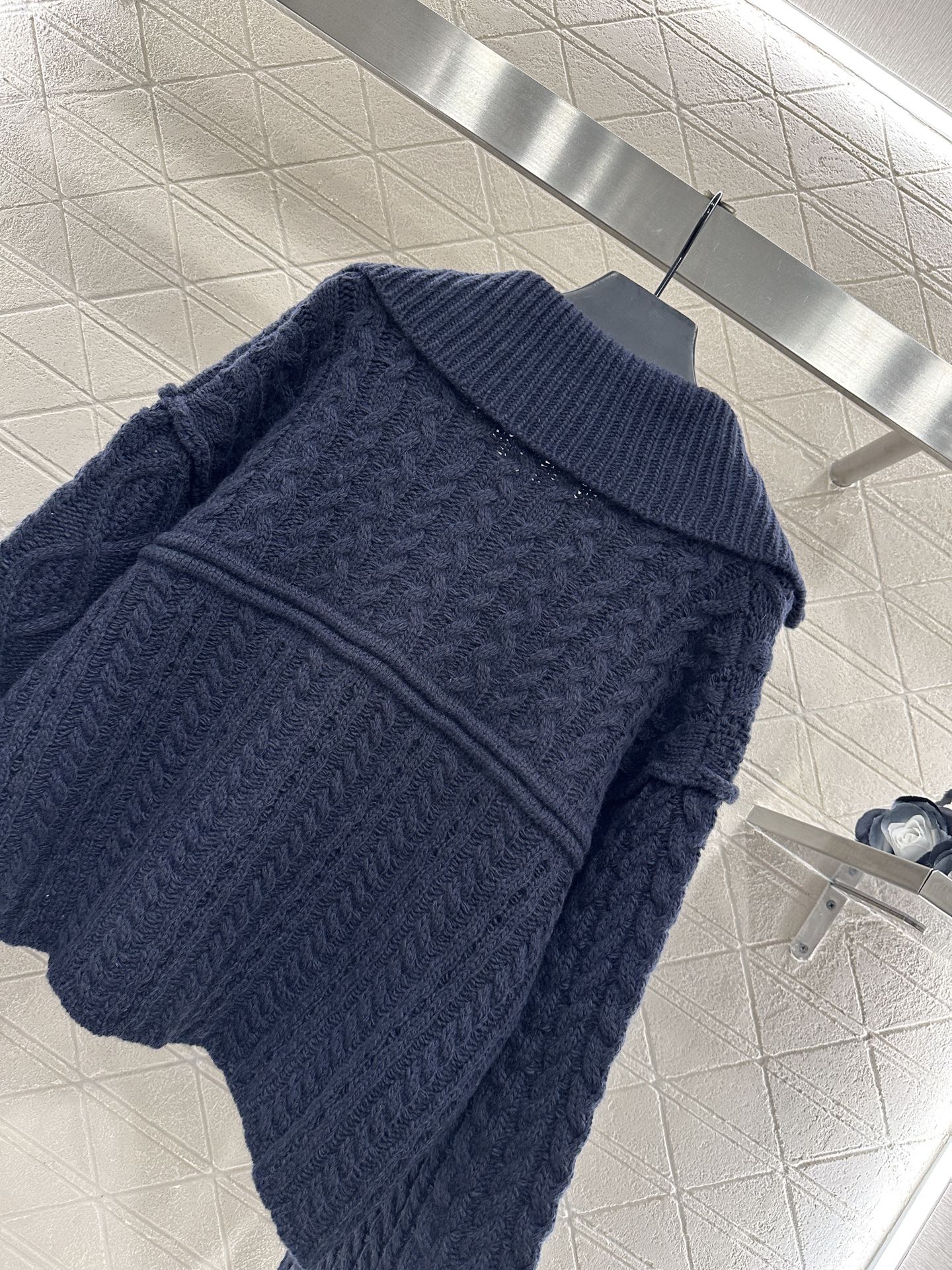 ♥West vivienn*♥2025新品上架 翻领刺绣针织外套定制YB羊毛纱线织造，舒适保暖，质感上乘