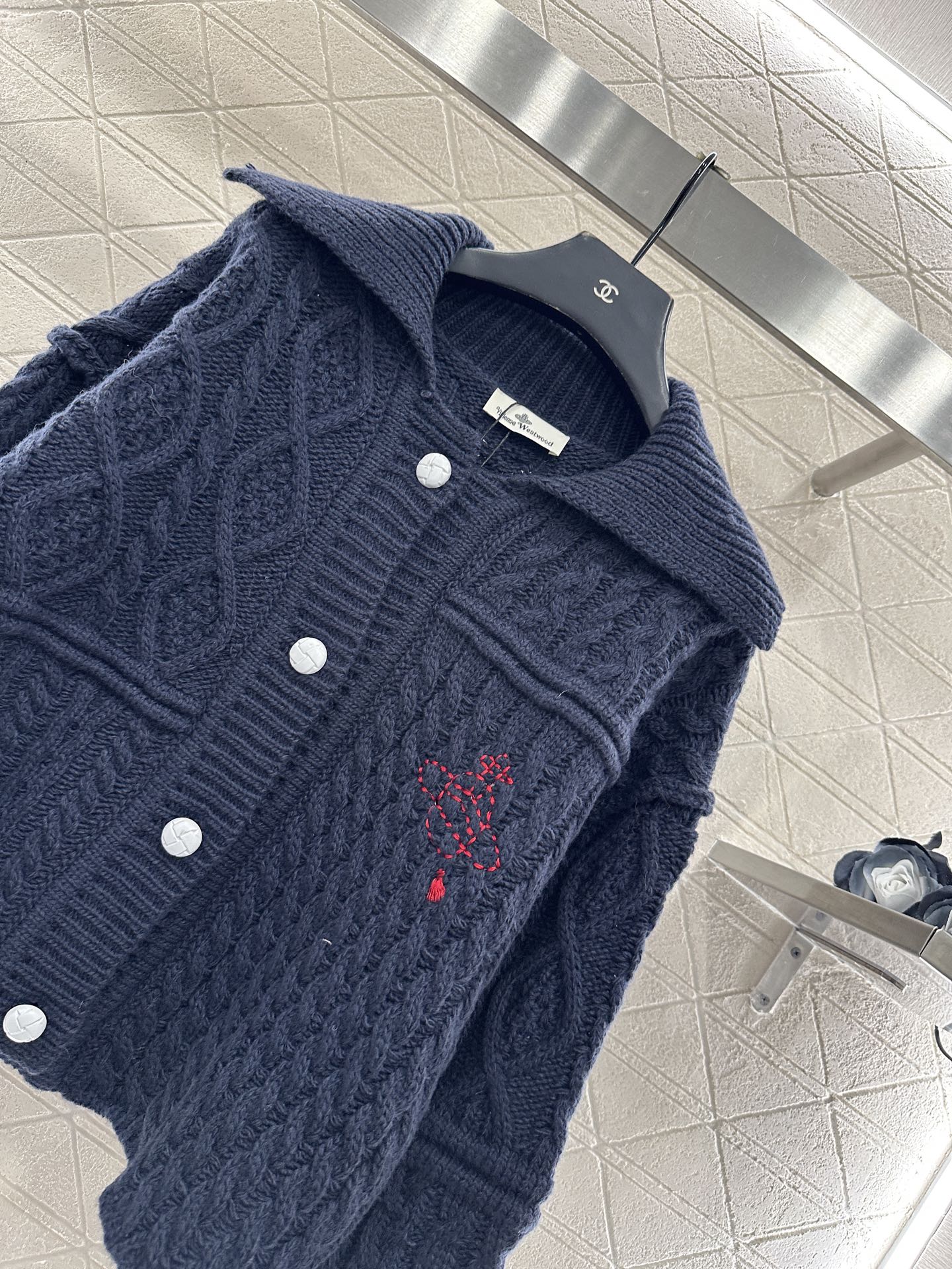 ♥West vivienn*♥2025新品上架 翻领刺绣针织外套定制YB羊毛纱线织造，舒适保暖，质感上乘
