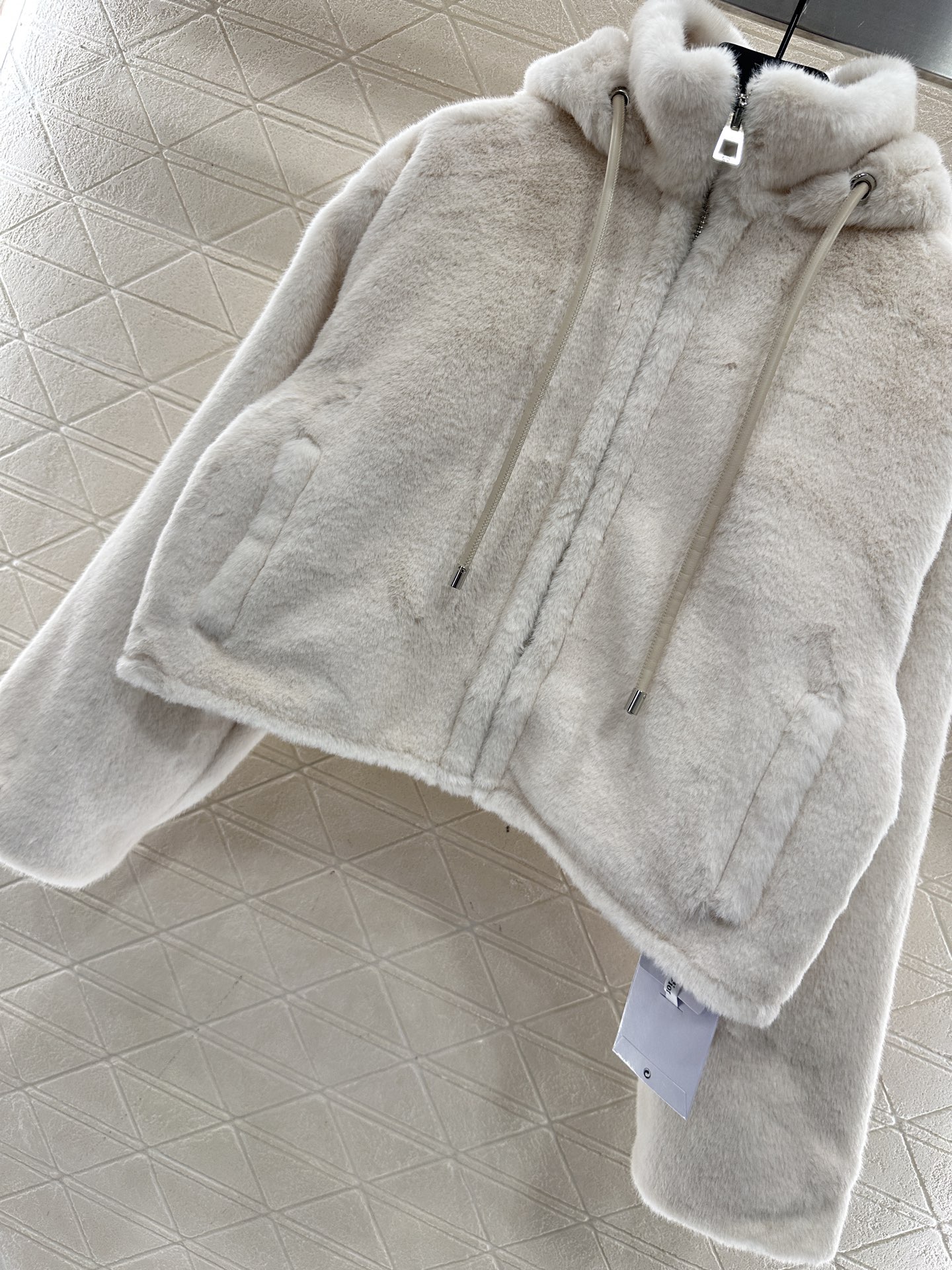 ♥Dio*♥2025新品上架 连帽水貂外套定制YB进口水貂毛材质，丝滑毛绒肌理，舒适保暖，连帽拉链外套版